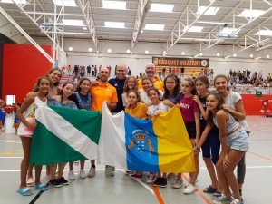 Nuestras niñas con Pepe Socorro (Organizador Torneo y Jordi Mallorquí (Presidente del Vilafant)