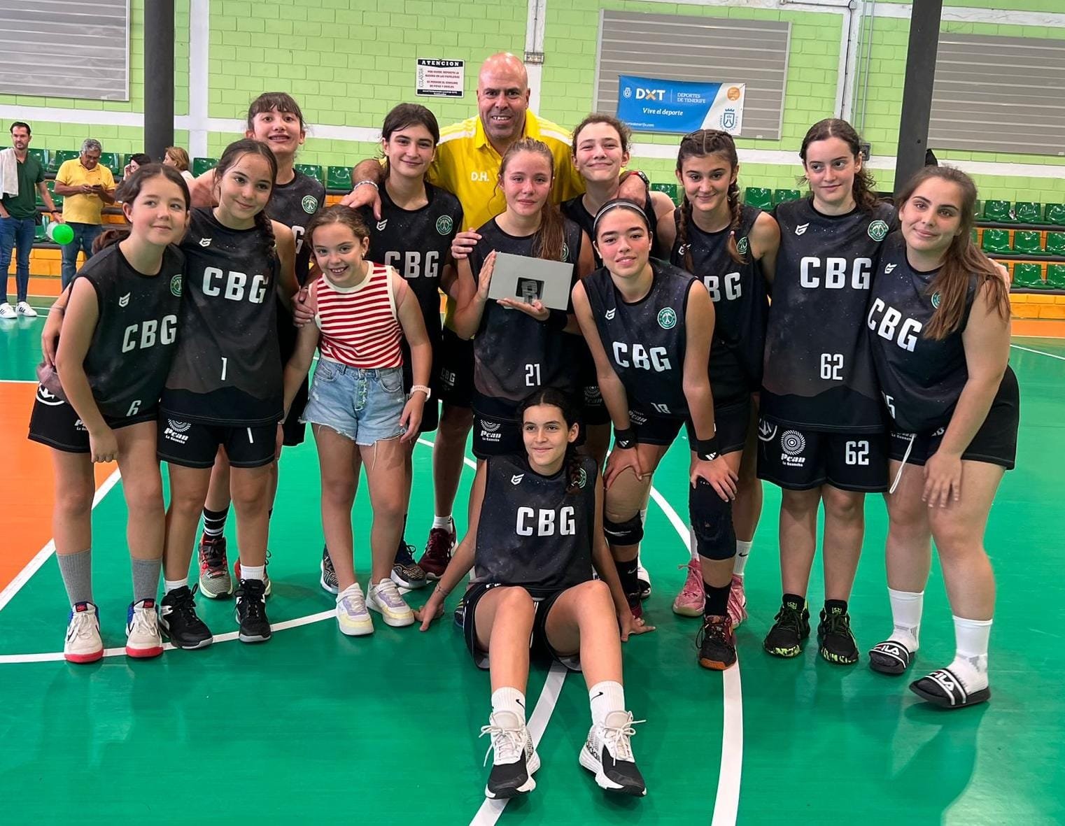 Cadete Femenino C.B. Guancha con trofeo