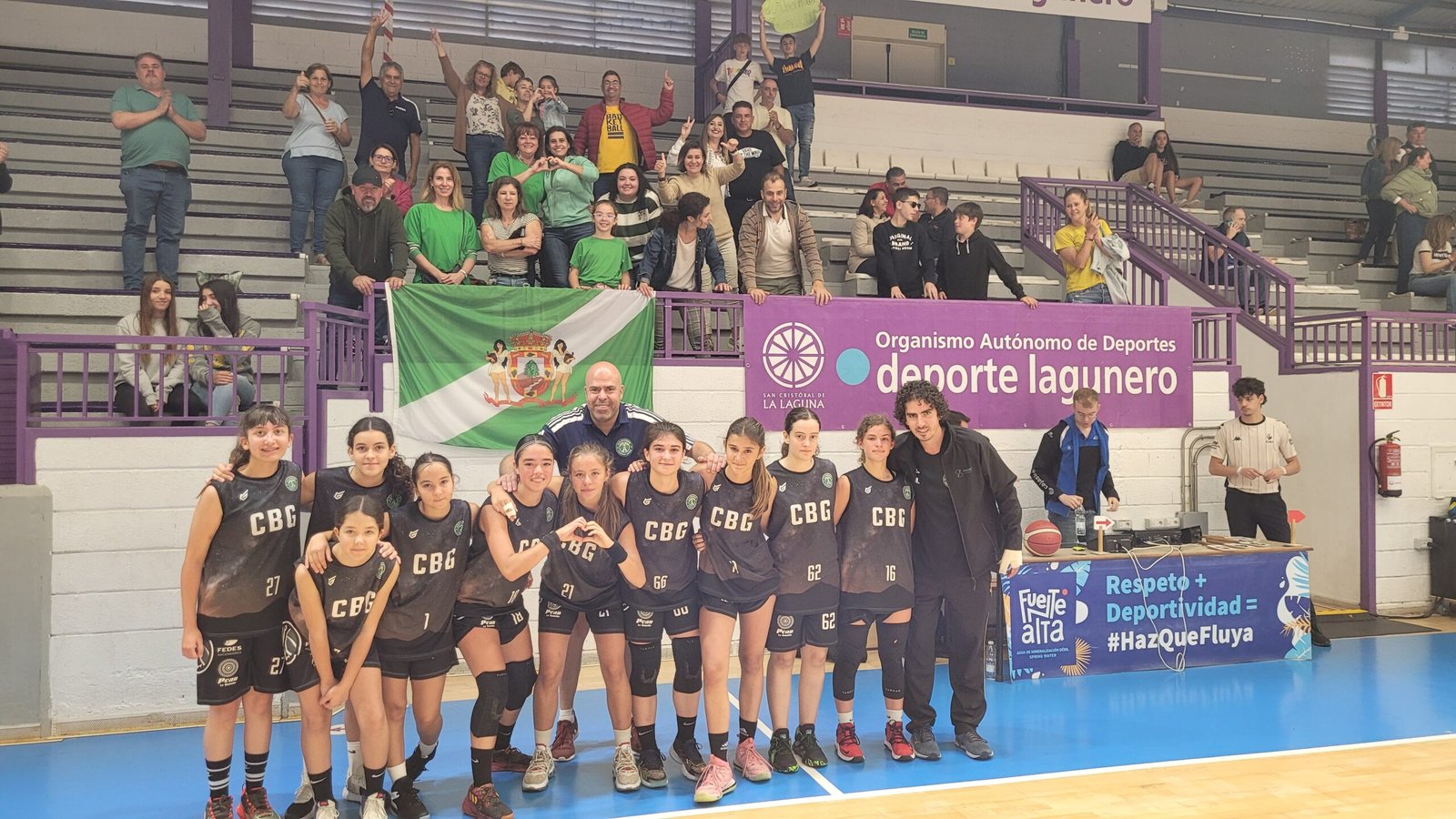 Familia y aficionados del Cadete femenino tras el 4 puesto.