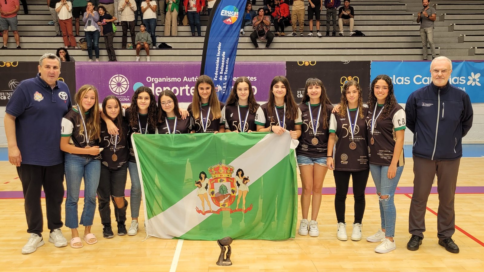 Recogida del trofeo que las acredita como cuartas clasificadas