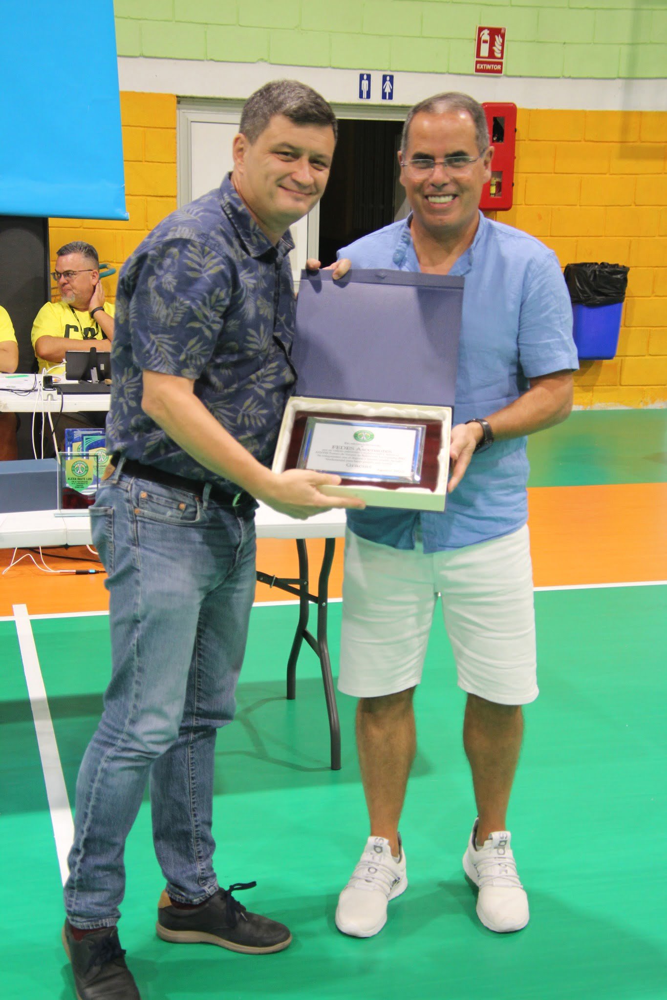 Edgar Martín Presidente del CBG hace entrega a Moises Fernández de Fedes Ascensores por su patrocinio del torneo.