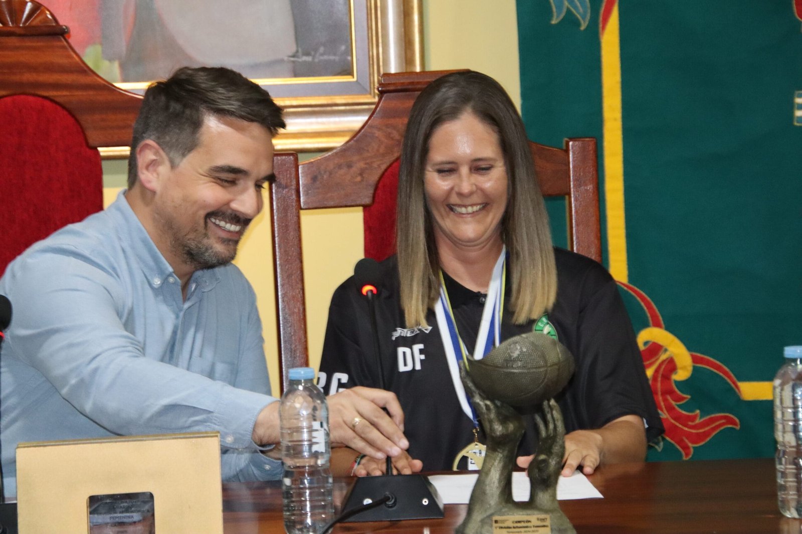 Alejandro Herrera Alcalde de La Guancha junto a Dromely Fuentes - Entrenadora CBG