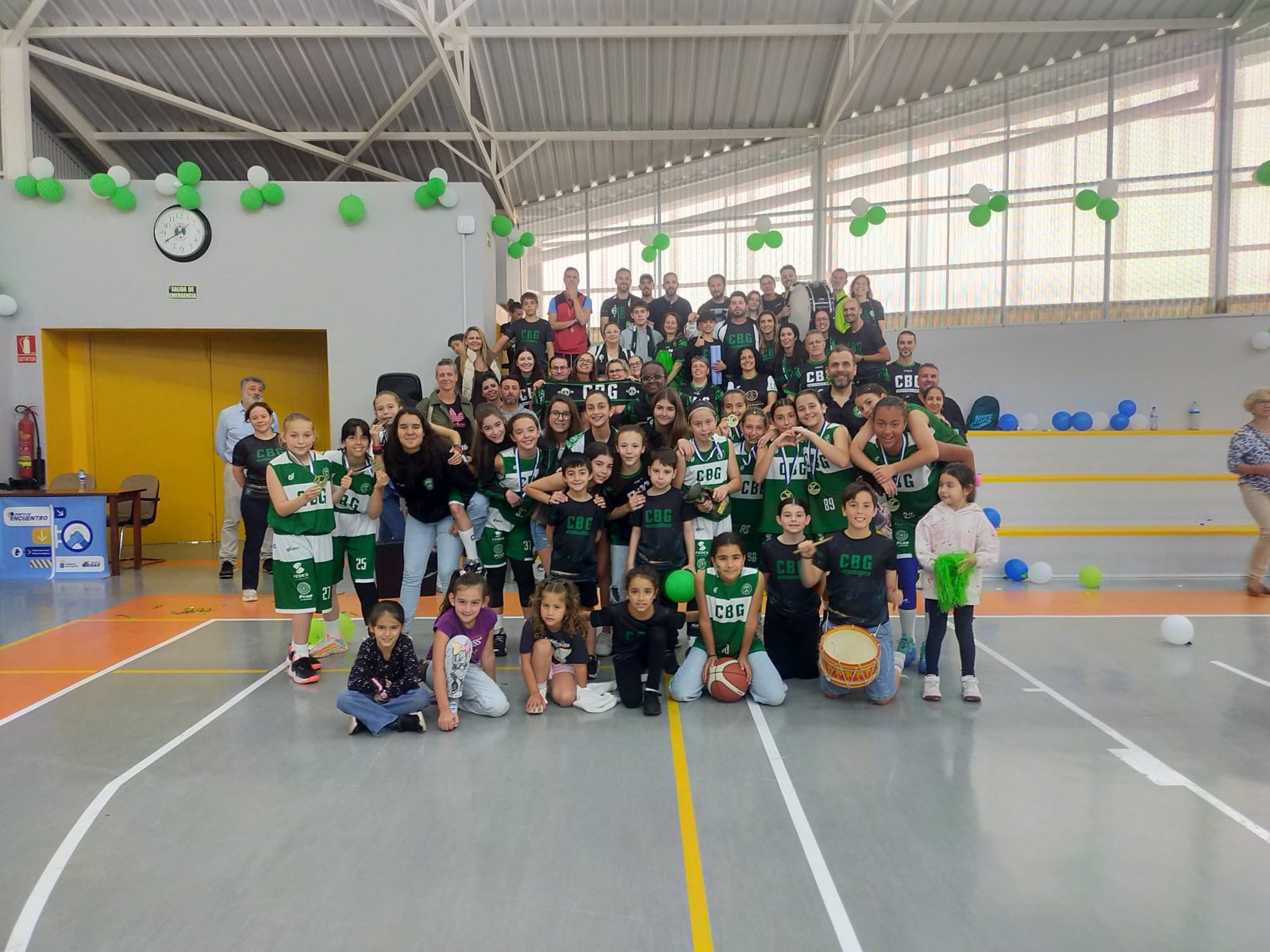 Minibasket Femenino Celebrando su Campeonato de Tenerife con su familia