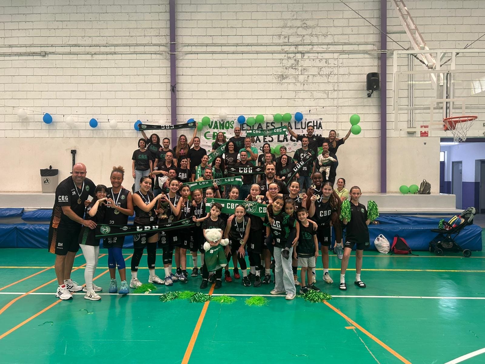 Preinfantil Femenino C.B. Guancha celebrando el titulo con toda la familia CBG.
