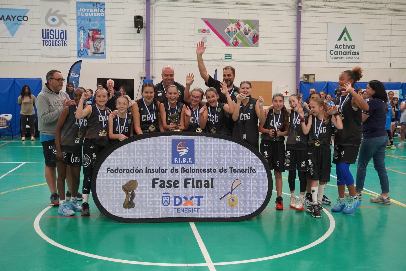 Preinfantil Femenino C.B. Guancha recogiendo el trofeo como Campeón de Tenerife 2025