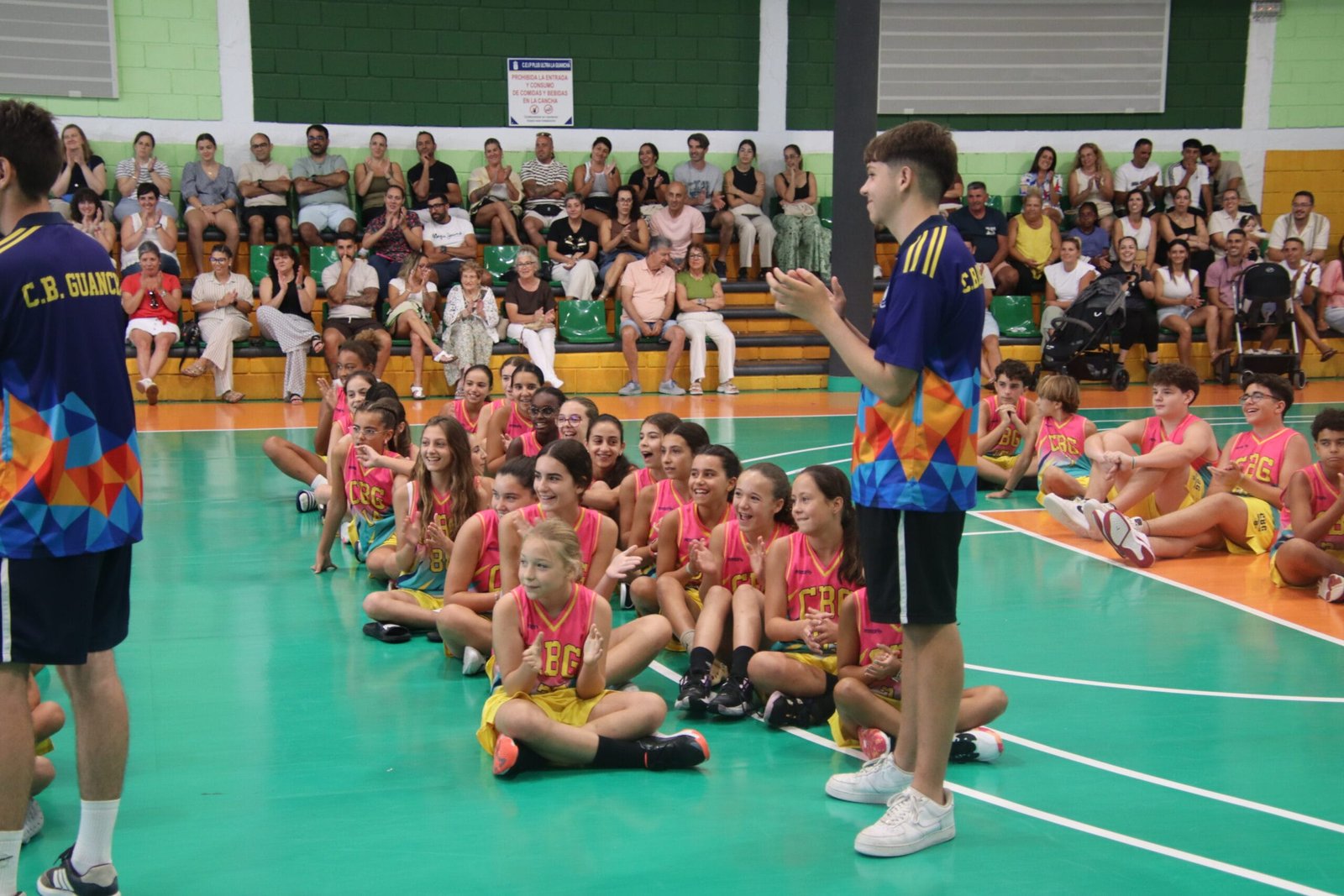 Momento de la clausura con los padres en la grada