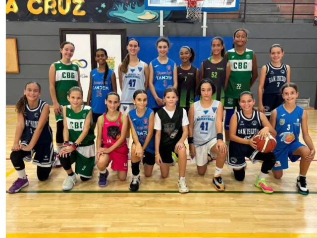 💚🏀 𝐍𝐔𝐄𝐒𝐓𝐑𝐀𝐒 𝐌𝐈𝐍𝐈𝐒 𝐏𝐑𝐄𝐒𝐄𝐍𝐓𝐄𝐒 𝐄𝐍 𝐄𝐋 𝐄𝐍𝐓𝐑𝐄𝐍𝐎 𝐃𝐄 𝐋𝐀 𝐒𝐄𝐋𝐄𝐂𝐂𝐈𝐎́𝐍 𝐃𝐄 𝐓𝐄𝐍𝐄𝐑𝐈𝐅𝐄 🏀💚

La Federación Insular de Baloncesto de Tenerife (F.I.B.T.) compartió imágenes del reciente entrenamiento de la Selección Minibasket Femenina de Tenerife, donde también estuvieron presentes nuestras jugadoras 𝐒𝐨𝐟𝐢́𝐚 𝐆𝐨𝐧𝐳𝐚́𝐥𝐞𝐳, 𝐄𝐦𝐦𝐚 𝐅𝐞𝐧𝐝𝐫𝐞 e 𝐈𝐝𝐚𝐢𝐫𝐚 𝐀𝐟𝐨𝐧𝐬𝐨 🌿✨

Una experiencia inolvidable para nuestras pequeñas grandes deportistas, que siguen creciendo y disfrutando del baloncesto con la ilusión que las caracteriza 💪

💚 Desde el 𝐂.𝐁. 𝐆𝐮𝐚𝐧𝐜𝐡𝐚 queremos felicitarlas por su trabajo, su esfuerzo y su ejemplo dentro y fuera de la cancha.
Representan con orgullo los valores de nuestro club y la fuerza de nuestra cantera 🤍💚

👏 ¡Felicidades, chicas!
Sigan aprendiendo y disfrutando de cada oportunidad 🏀🌟

⬆️ 𝐅𝐄𝐃𝐄𝐒 𝐀𝐬𝐜𝐞𝐧𝐬𝐨𝐫𝐞𝐬 – elevando el baloncesto guanchero a lo más alto.
⛽ 𝐏𝐂𝐀𝐍 𝐋𝐚 𝐆𝐮𝐚𝐧𝐜𝐡𝐚 – energía y servicio para seguir moviendo a nuestro pueblo.
🏢 𝐀𝐲𝐮𝐧𝐭𝐚𝐦𝐢𝐞𝐧𝐭𝐨 𝐝𝐞 𝐋𝐚 𝐆𝐮𝐚𝐧𝐜𝐡𝐚 – impulsando el deporte y el orgullo guanchero desde las instituciones.

#SomosFamiliaCBG #Desde1970 #OrgulloGuanchero #CBGuancha #SelecciónTenerife #MinibasketFemenino #FIBT #FedesAscensores #PCANLaGuancha #100x100Cantera #BaloncestoCanario