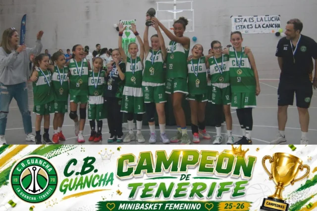 🏆💚 𝗖𝗔𝗠𝗣𝗘𝗢𝗡𝗔𝗦 𝗗𝗘 𝗧𝗘𝗡𝗘𝗥𝗜𝗙𝗘. 𝗨𝗡𝗔 𝗜𝗠𝗔𝗚𝗘𝗡 𝗣𝗔𝗥𝗔 𝗟𝗔 𝗛𝗜𝗦𝗧𝗢𝗥𝗜𝗔. 💚🏆

Hay fotografías que valen más que mil palabras. Esta es una de ellas.

Nuestras jugadoras posan junto al trofeo que las acredita como 𝗖𝗔𝗠𝗣𝗘𝗢𝗡𝗔𝗦 𝗗𝗘 𝗧𝗘𝗡𝗘𝗥𝗜𝗙𝗘 𝗠𝗜𝗡𝗜𝗕𝗔𝗦𝗞𝗘𝗧 𝗙𝗘𝗠𝗘𝗡𝗜𝗡𝗢 𝟮𝟬𝟮𝟱-𝟮𝟬𝟮𝟲, acompañadas por 𝗗𝗿𝗼𝗺𝗲𝗹𝘆 𝗙𝘂𝗲𝗻𝘁𝗲𝘀, secretaria del Club Baloncesto Guancha, mientras 𝗦𝗼𝗳𝗶́𝗮 𝗚𝗼𝗻𝘇𝗮́𝗹𝗲𝘇, capitana del equipo, levanta al cielo un trofeo que simboliza meses de esfuerzo, ilusión, sacrificio y compañerismo. 💪🏀

Para Sofía, este éxito tiene además un significado muy especial. En su último año en categoría minibasket ha disputado nada menos que 𝘁𝗿𝗲𝘀 𝗳𝗶𝗻𝗮𝗹𝗲𝘀 𝗰𝗼𝗻𝘀𝗲𝗰𝘂𝘁𝗶𝘃𝗮𝘀 𝗱𝗲 𝗧𝗲𝗻𝗲𝗿𝗶𝗳𝗲. Primero llegó el subcampeonato de la temporada 2023-2024 ante Valle Sur Fátima. Después el título conseguido en la temporada 2024-2025 frente al San Isidro, en una inolvidable final celebrada en La Fábrica. Y ahora, en la temporada 2025-2026, un nuevo campeonato tras superar al Juventud Laguna.

Pero detrás de esta historia hay otra igualmente bonita.

😊💚 𝗣𝗔𝗗𝗥𝗘 𝗘 𝗛𝗜𝗝𝗔. 𝗟𝗔 𝗠𝗜𝗦𝗠𝗔 𝗣𝗔𝗦𝗜𝗢́𝗡. 𝗟𝗢𝗦 𝗠𝗜𝗦𝗠𝗢𝗦 𝗦𝗨𝗘𝗡̃𝗢𝗦.

Curiosamente, Sofía comparte exactamente los mismos logros que su entrenador y padre, 𝗔𝗹𝗲𝗷𝗮𝗻𝗱𝗿𝗼 𝗚𝗼𝗻𝘇𝗮́𝗹𝗲𝘇, una de las personas más queridas y respetadas dentro de nuestra familia verdiblanca.

Alejandro no solo ha conseguido formar equipos ganadores. Ha conseguido algo mucho más importante: formar personas, crear un grupo unido y transmitir unos valores que identifican a la perfección lo que significa ser parte del C.B. Guancha. Su cercanía, dedicación, paciencia y cariño hacia cada una de sus jugadoras han dejado una huella imborrable en varias generaciones de niños y niñas del club.

🏀💚 𝗚𝗔𝗡𝗔𝗥 𝗨𝗡 𝗖𝗔𝗠𝗣𝗘𝗢𝗡𝗔𝗧𝗢 𝗘𝗦 𝗗𝗜𝗙𝗜́𝗖𝗜𝗟.
🏀💚 𝗚𝗔𝗡𝗔𝗥 𝗗𝗢𝗦 𝗖𝗔𝗠𝗣𝗘𝗢𝗡𝗔𝗧𝗢𝗦 𝗖𝗢𝗡 𝗚𝗘𝗡𝗘𝗥𝗔𝗖𝗜𝗢𝗡𝗘𝗦 𝗗𝗜𝗙𝗘𝗥𝗘𝗡𝗧𝗘𝗦 𝗘𝗦 𝗔𝗨́𝗡 𝗠𝗔́𝗦 𝗗𝗜𝗙𝗜́𝗖𝗜𝗟.
🏀💚
#SomosFamiliaCBG 💚 #Desde1970 🏀