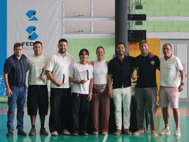 🏀💚 𝗨𝗡𝗜𝗗𝗢𝗦 𝗣𝗢𝗥 𝗨𝗡 𝗘𝗦𝗖𝗨𝗗𝗢, 𝗨𝗡 𝗣𝗨𝗘𝗕𝗟𝗢 𝗬 𝗨𝗡𝗔 𝗚𝗥𝗔𝗡 𝗧𝗘𝗠𝗣𝗢𝗥𝗔𝗗𝗔 💚🏀
Uno de los momentos más especiales de la Gran Final del XLI Torneo de Verano de Baloncesto La Guancha 2026 fue el homenaje a nuestro 𝗦𝗘́𝗡𝗜𝗢𝗥 𝗠𝗔𝗦𝗖𝗨𝗟𝗜𝗡𝗢, un equipo que volvió a demostrar que con compromiso y unión se puede competir de tú a tú con los mejores conjuntos de la isla.
El equipo logró un brillante 𝗖𝗨𝗔𝗥𝗧𝗢 𝗣𝗨𝗘𝗦𝗧𝗢 𝗗𝗘 𝗧𝗘𝗡𝗘𝗥𝗜𝗙𝗘 𝟮𝟬𝟮𝟲, disputando una extraordinaria Final a 4 y quedándose muy cerca de alcanzar la final. Un mérito aún mayor si tenemos en cuenta que el equipo afrontó la fase decisiva con importantes bajas, compitiendo siempre con orgullo y defendiendo con honor los colores del C.B. Guancha.
Durante el acto, cada uno de los jugadores recibió un detalle conmemorativo como recuerdo de una temporada que ya forma parte de la historia reciente del club.
Los homenajeados fueron:
• Kevin Acosta Purho
• Rubén Álvarez Toledo
• Guillermo José Casimiro Luis
• Mario Delgado Luis
• Marcos Delgado Rodríguez
• Pablo Estévez Rodríguez
• Yeray González Luis
• Alejandro Hernández López
• Adrián Hernández Sanfiel
• Teodoro Justo Jiménez Pozo
• Rubén José Martín Cairós
• Víctor José Palenzuela Socas
• Jordan Rodríguez Palenzuela
• Michael Siverio Ruiz
• Francisco Villar Domínguez
Este reconocimiento quiso destacar el esfuerzo de una plantilla que, incluso sin disponer de cuerpo técnico durante buena parte de la temporada, nunca dejó de competir, demostrando un compromiso ejemplar y una enorme unión dentro y fuera de la cancha.
La entrega de los detalles conmemorativos fue realizada por 𝗘𝗗𝗚𝗔𝗥 𝗔𝗡𝗧𝗢𝗡𝗜𝗢 𝗠𝗔𝗥𝗧𝗜́𝗡, presidente del Club Baloncesto Guancha; 𝗗𝗥𝗢𝗠𝗘𝗟𝗬 𝗙𝗨𝗘𝗡𝗧𝗘𝗦, secretaria del club; y 𝗠𝗢𝗜𝗦𝗘́𝗦 𝗙𝗘𝗥𝗡Á𝗡𝗗𝗘𝗭, responsable de 𝗙𝗘𝗗𝗘𝗦 𝗔𝗦𝗖𝗘𝗡𝗦𝗢𝗥𝗘𝗦, patrocinador oficial del XLI Torneo de Verano de Baloncesto La Guancha 2026.
👏 𝗘𝗡𝗛𝗢𝗥𝗔𝗕𝗨𝗘𝗡𝗔 
⬆️ 𝗙𝗘𝗗𝗘𝗦 𝗔𝗦𝗖𝗘𝗡𝗦𝗢𝗥𝗘𝗦, gracias por seguir impulsando el crecimiento del Club Baloncesto Guancha y por ser un apoyo fundamental para que nuestro proyecto deportivo continúe avanzando.

#SomosFamiliaCBG #Desde1970