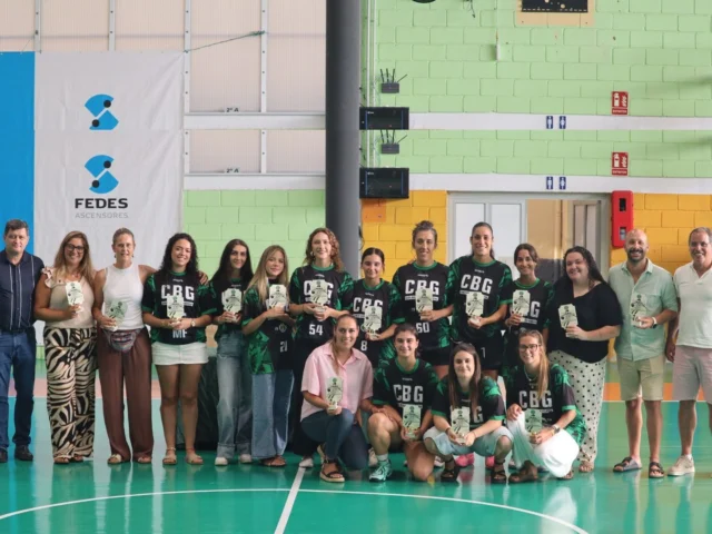 🏀💚 𝗢𝗥𝗚𝗨𝗟𝗟𝗢 𝗗𝗘 𝗨𝗡 𝗘𝗤𝗨𝗜𝗣𝗢 𝗤𝗨𝗘 𝗡𝗨𝗡𝗖𝗔 𝗗𝗘𝗝𝗔 𝗗𝗘 𝗖𝗥𝗘𝗘𝗥 💚🏀
La Gran Final del XLI Torneo de Verano de Baloncesto La Guancha 2026 también sirvió para reconocer el extraordinario trabajo realizado por nuestro 𝗦𝗘́𝗡𝗜𝗢𝗥 𝗙𝗘𝗠𝗘𝗡𝗜𝗡𝗢, un equipo que volvió a situar el nombre del Club Baloncesto Guancha entre los mejores del baloncesto canario.
Tras una magnífica temporada en 𝗣𝗥𝗜𝗠𝗘𝗥𝗔 𝗡𝗔𝗖𝗜𝗢𝗡𝗔𝗟, nuestras jugadoras consiguieron un brillante 𝗤𝗨𝗜𝗡𝗧𝗢 𝗣𝗨𝗘𝗦𝗧𝗢 𝗘𝗡 𝗘𝗟 𝗖𝗔𝗠𝗣𝗘𝗢𝗡𝗔𝗧𝗢 𝗗𝗘 𝗖𝗔𝗡𝗔𝗥𝗜𝗔𝗦, demostrando una vez más que el esfuerzo, el compromiso y el sentimiento verdiblanco siguen siendo las señas de identidad de este equipo.
Durante el acto, cada una de las integrantes de la plantilla recibió un detalle conmemorativo como recuerdo de una temporada llena de trabajo, sacrificio y grandes momentos que permanecerán para siempre en la historia del club.
Las homenajeadas fueron:
• Nesoya Alonso Ruiz
• Alexia Baute Luis
• Martina Fernández Franquet
• Neus Dávila Herrera
• Raquel Fuentes Martín
• Keyla Hernández Alegría
• Elena Medina Castro
• Laura Martín Rodríguez
• Mónica Fuentes Martín
• Virginia Pérez García
• Nerea Rodríguez Abreu
• Patricia Vázquez Díaz
• Valeria Fernández Franquet
El reconocimiento se hizo extensivo también a quienes fueron una parte fundamental del equipo durante toda la temporada:
• 𝗗𝗥𝗢𝗠𝗘𝗟𝗬 𝗙𝗨𝗘𝗡𝗧𝗘𝗦 𝗛𝗘𝗥𝗡Á𝗡𝗗𝗘𝗭, entrenadora.
• 𝗦𝗔𝗠𝗨𝗘𝗟 𝗖𝗔𝗦𝗧𝗥𝗢 𝗚𝗢𝗡𝗭Á𝗟𝗘𝗭, segundo entrenador.
• 𝗝𝗔𝗖𝗤𝗨𝗘𝗟𝗜𝗡 𝗖𝗔𝗕𝗥𝗘𝗥𝗔 𝗧𝗥𝗨𝗝𝗜𝗟𝗟𝗢, delegada.
La entrega de los detalles conmemorativos fue realizada por 𝗘𝗗𝗚𝗔𝗥 𝗔𝗡𝗧𝗢𝗡𝗜𝗢 𝗠𝗔𝗥𝗧Í𝗡, presidente del Club Baloncesto Guancha; 𝗗𝗥𝗢𝗠𝗘𝗟𝗬 𝗙𝗨𝗘𝗡𝗧𝗘𝗦, en calidad de secretaria del Club Baloncesto Guancha durante el acto; y 𝗠𝗢𝗜𝗦É𝗦 𝗙𝗘𝗥𝗡Á𝗡𝗗𝗘𝗭, responsable de 𝗙𝗘𝗗𝗘𝗦 𝗔𝗦𝗖𝗘𝗡𝗦𝗢𝗥𝗘𝗦, patrocinador oficial del XLI Torneo de Verano de Baloncesto La Guancha 2026.

⬆️ 𝗙𝗘𝗗𝗘𝗦 𝗔𝗦𝗖𝗘𝗡𝗦𝗢𝗥𝗘𝗦, gracias por seguir elevando los sueños del Club Baloncesto Guancha y por ser un pilar fundamental en el crecimiento de nuestro proyecto deportivo.

#SomosFamiliaCBG #Desde1970