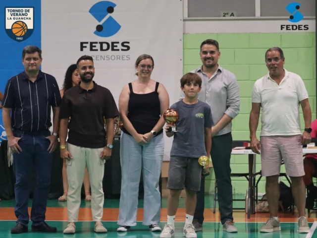 🏆⭐ 𝗠𝗔𝗧𝗘𝗢 𝗙𝗟𝗢𝗥𝗘𝗦, 𝗠𝗩𝗣 𝗗𝗘𝗟 𝗫𝗜𝗩 𝗧𝗢𝗥𝗡𝗘𝗢 𝗜𝗡𝗙𝗔𝗡𝗧𝗜𝗟 𝟮𝟬𝟮𝟲 ⭐🏆
Seguimos conociendo a los grandes protagonistas del 𝗫𝗜𝗩 𝗧𝗢𝗥𝗡𝗘𝗢 𝗗𝗘 𝗩𝗘𝗥𝗔𝗡𝗢 𝗜𝗡𝗙𝗔𝗡𝗧𝗜𝗟 𝗟𝗔 𝗚𝗨𝗔𝗡𝗖𝗛𝗔 𝟮𝟬𝟮𝟲. 🏀🔥
𝗠𝗔𝗧𝗘𝗢 𝗙𝗟𝗢𝗥𝗘𝗦, jugador del equipo 𝗩𝗘𝗥𝗗𝗘, fue elegido 𝗠𝗩𝗣 𝗗𝗘𝗟 𝗧𝗢𝗥𝗡𝗘𝗢 después de una magnífica competición en la que su rendimiento le permitió ganarse este reconocimiento. 💚👏
Un premio que pone el broche a su participación en esta edición y que se une además a su presencia entre los cinco jugadores seleccionados para formar parte del 𝗠𝗘𝗝𝗢𝗥 𝗤𝗨𝗜𝗡𝗧𝗘𝗧𝗢 𝗗𝗘𝗟 𝗧𝗢𝗥𝗡𝗘𝗢. 🌟🏀
 🙌
👏 𝗠𝗨𝗖𝗛𝗔𝗦 𝗙𝗘𝗟𝗜𝗖𝗜𝗗𝗔𝗗𝗘𝗦, 𝗠𝗔𝗧𝗘𝗢. ¡𝗠𝗩𝗣 𝗗𝗘𝗟 𝗫𝗜𝗩 𝗧𝗢𝗥𝗡𝗘𝗢 𝗗𝗘 𝗩𝗘𝗥𝗔𝗡𝗢 𝗜𝗡𝗙𝗔𝗡𝗧𝗜𝗟 𝗟𝗔 𝗚𝗨𝗔𝗡𝗖𝗛𝗔 𝟮𝟬𝟮𝟲! 🏆💚
🤝 Este reconocimiento formó parte de la entrega de premios realizada por 𝗔𝗟𝗘𝗝𝗔𝗡𝗗𝗥𝗢 𝗛𝗘𝗥𝗥𝗘𝗥𝗔, alcalde de La Guancha; 𝗗𝗜𝗘𝗚𝗢 𝗚𝗢𝗡𝗭𝗔́𝗟𝗘𝗭, concejal de Deportes; 𝗝𝗘́𝗦𝗜𝗖𝗔 𝗚𝗢𝗡𝗭𝗔́𝗟𝗘𝗭, concejal delegada de Deportes; 𝗘𝗗𝗚𝗔𝗥 𝗔𝗡𝗧𝗢𝗡𝗜𝗢 𝗠𝗔𝗥𝗧𝗜́𝗡, presidente del Club Baloncesto Guancha; 𝗗𝗥𝗢𝗠𝗘𝗟𝗬 𝗙𝗨𝗘𝗡𝗧𝗘𝗦, secretaria del Club Baloncesto Guancha; y 𝗠𝗢𝗜𝗦𝗘́𝗦 𝗙𝗘𝗥𝗡𝗔́𝗡𝗗𝗘𝗭, responsable de 𝗙𝗘𝗗𝗘𝗦 𝗔𝗦𝗖𝗘𝗡𝗦𝗢𝗥𝗘𝗦, patrocinador oficial del 𝗫𝗟𝗜 𝗧𝗢𝗥𝗡𝗘𝗢 𝗗𝗘 𝗩𝗘𝗥𝗔𝗡𝗢 𝗗𝗘 𝗕𝗔𝗟𝗢𝗡𝗖𝗘𝗦𝗧𝗢 𝗟𝗔 𝗚𝗨𝗔𝗡𝗖𝗛𝗔 𝟮𝟬𝟮𝟲, quienes felicitaron personalmente a los premiados.
💙 Seguridad, fiabilidad y un mantenimiento profesional son fundamentales cuando hablamos de sistemas de elevación. Valores que forman parte del trabajo diario de 𝗙𝗘𝗗𝗘𝗦 𝗔𝗦𝗖𝗘𝗡𝗦𝗢𝗥𝗘𝗦, empresa especializada en ascensores y soluciones de accesibilidad que un año más ha confiado en nuestro proyecto como 𝗣𝗔𝗧𝗥𝗢𝗖𝗜𝗡𝗔𝗗𝗢𝗥 𝗢𝗙𝗜𝗖𝗜𝗔𝗟. 🛗⚙️ Para el C.B. Guancha es muy importante contar con empresas que no solo prestan su nombre, sino que respaldan decididamente una competición que reúne durante semanas a jugadores, familias y aficionados. 𝗚𝗥𝗔𝗖𝗜𝗔𝗦, 𝗙𝗘𝗗𝗘𝗦, 𝗣𝗢𝗥 𝗙𝗢𝗥𝗠𝗔𝗥 𝗣𝗔𝗥𝗧𝗘 𝗗𝗘 𝗘𝗦𝗧𝗘 𝗧𝗢𝗥𝗡𝗘𝗢. 💙🏀
#SomosFamiliaCBG #Desde1970