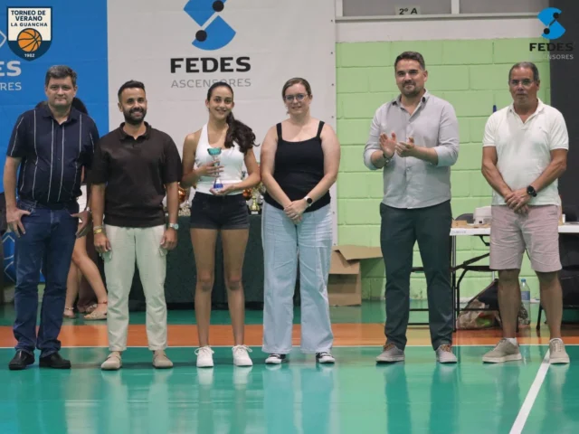 🎯🏀 𝗖𝗔𝗥𝗟𝗔 𝗦𝗜𝗩𝗘𝗥𝗜𝗢, 𝗖𝗔𝗠𝗣𝗘𝗢𝗡𝗔 𝗗𝗘𝗟 𝗖𝗢𝗡𝗖𝗨𝗥𝗦𝗢 𝗗𝗘 𝗧𝗥𝗜𝗣𝗟𝗘𝗦 🏀🎯
Continuamos poniendo nombre y rostro a los grandes protagonistas del 𝗫𝗜𝗩 𝗧𝗢𝗥𝗡𝗘𝗢 𝗗𝗘 𝗩𝗘𝗥𝗔𝗡𝗢 𝗜𝗡𝗙𝗔𝗡𝗧𝗜𝗟 𝗟𝗔 𝗚𝗨𝗔𝗡𝗖𝗛𝗔 𝟮𝟬𝟮𝟲, y ahora es el turno de una jugadora que demostró que desde la línea de tres tiene una magnífica puntería. 🔥🏀
𝗖𝗔𝗥𝗟𝗔 𝗦𝗜𝗩𝗘𝗥𝗜𝗢 se proclamó 𝗖𝗔𝗠𝗣𝗘𝗢𝗡𝗔 𝗗𝗘𝗟 𝗖𝗢𝗡𝗖𝗨𝗥𝗦𝗢 𝗗𝗘 𝗧𝗥𝗜𝗣𝗟𝗘𝗦 𝗜𝗡𝗙𝗔𝗡𝗧𝗜𝗟 𝟮𝟬𝟮𝟲, imponiéndose en una prueba donde la precisión, la rapidez y, sobre todo, la capacidad para mantener la concentración marcaron la diferencia. 🎯👏
Carla fue superando cada lanzamiento con confianza hasta conseguir el objetivo final y añadir su nombre al palmarés. 🏆💚
👏 𝗠𝗨𝗖𝗛𝗔𝗦 𝗙𝗘𝗟𝗜𝗖𝗜𝗗𝗔𝗗𝗘𝗦, 𝗖𝗔𝗥𝗟𝗔. ¡𝗖𝗔𝗠𝗣𝗘𝗢𝗡𝗔 𝗗𝗘𝗟 𝗖𝗢𝗡𝗖𝗨𝗥𝗦𝗢 𝗗𝗘 𝗧𝗥𝗜𝗣𝗟𝗘𝗦 𝟮𝟬𝟮𝟲! 🎯🏆
🤝 La entrega de premios fue realizada por 𝗔𝗟𝗘𝗝𝗔𝗡𝗗𝗥𝗢 𝗛𝗘𝗥𝗥𝗘𝗥𝗔, alcalde de La Guancha; 𝗗𝗜𝗘𝗚𝗢 𝗚𝗢𝗡𝗭𝗔́𝗟𝗘𝗭, concejal de Deportes; 𝗝𝗘́𝗦𝗜𝗖𝗔 𝗚𝗢𝗡𝗭𝗔́𝗟𝗘𝗭, concejal delegada de Deportes; 𝗘𝗗𝗚𝗔𝗥 𝗔𝗡𝗧𝗢𝗡𝗜𝗢 𝗠𝗔𝗥𝗧𝗜́𝗡, presidente del Club Baloncesto Guancha; 𝗗𝗥𝗢𝗠𝗘𝗟𝗬 𝗙𝗨𝗘𝗡𝗧𝗘𝗦, secretaria del Club Baloncesto Guancha; y 𝗠𝗢𝗜𝗦𝗘́𝗦 𝗙𝗘𝗥𝗡𝗔́𝗡𝗗𝗘𝗭, responsable de 𝗙𝗘𝗗𝗘𝗦 𝗔𝗦𝗖𝗘𝗡𝗦𝗢𝗥𝗘𝗦, patrocinador oficial del XLI Torneo de Verano de Baloncesto La Guancha 2026.
💙 Hoy queremos destacar especialmente a 𝗙𝗘𝗗𝗘𝗦 𝗔𝗦𝗖𝗘𝗡𝗦𝗢𝗥𝗘𝗦, una empresa canaria con sede en La Guancha y con 𝗠𝗔́𝗦 𝗗𝗘 𝟱𝟬 𝗔Ñ𝗢𝗦 𝗗𝗘 𝗘𝗫𝗣𝗘𝗥𝗜𝗘𝗡𝗖𝗜𝗔 en el sector. Especializada en la instalación y mantenimiento de aparatos elevadores, cuenta también con soluciones de accesibilidad, modernización y rehabilitación, apostando por la seguridad, la calidad y un trato personalizado al cliente. Para nosotros es un orgullo que una empresa con esta trayectoria y tan vinculada a nuestro municipio haya vuelto a confiar en el C.B. Guancha como 𝗣𝗔𝗧𝗥𝗢𝗖𝗜𝗡𝗔𝗗𝗢𝗥 𝗢𝗙𝗜𝗖𝗜𝗔𝗟 de nuestro Torneo de Verano. ¡𝗚𝗥𝗔𝗖𝗜𝗔𝗦 𝗣𝗢𝗥 𝗦𝗘𝗚𝗨𝗜𝗥 𝗖𝗥𝗘𝗬𝗘𝗡𝗗𝗢 𝗘𝗡 𝗡𝗨𝗘𝗦𝗧𝗥𝗢 𝗗𝗘𝗣𝗢𝗥𝗧𝗘! 🛗🏀💙
#SomosFamiliaCBG #Desde1970