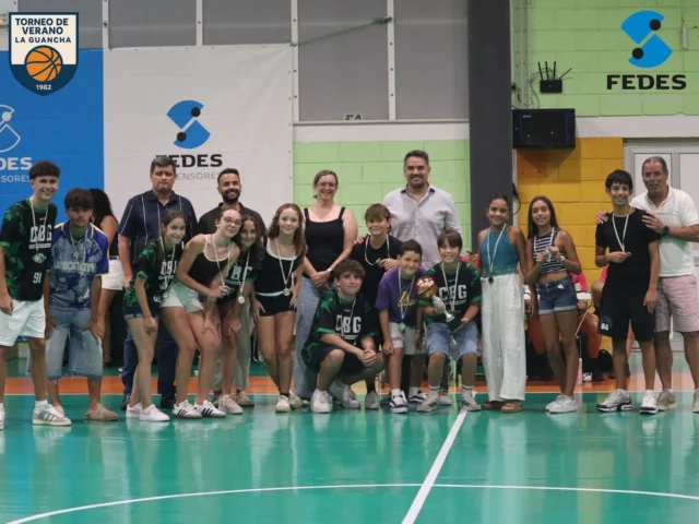🥈🔵 𝗘𝗤𝗨𝗜𝗣𝗢 𝗔𝗭𝗨𝗟, 𝗦𝗨𝗕𝗖𝗔𝗠𝗣𝗘𝗢́𝗡 𝗗𝗘𝗟 𝗫𝗜𝗩 𝗧𝗢𝗥𝗡𝗘𝗢 𝗜𝗡𝗙𝗔𝗡𝗧𝗜𝗟 𝟮𝟬𝟮𝟲 🔵🥈
Continuamos recordando a los protagonistas del 𝗫𝗜𝗩 𝗧𝗢𝗥𝗡𝗘𝗢 𝗗𝗘 𝗩𝗘𝗥𝗔𝗡𝗢 𝗜𝗡𝗙𝗔𝗡𝗧𝗜𝗟 𝗟𝗔 𝗚𝗨𝗔𝗡𝗖𝗛𝗔 𝟮𝟬𝟮𝟲. 𝗘𝗤𝗨𝗜𝗣𝗢 𝗔𝗭𝗨𝗟, que completó una magnífica competición alcanzando el 𝗦𝗨𝗕𝗖𝗔𝗠𝗣𝗘𝗢𝗡𝗔𝗧𝗢. 🏀👏
El Azul realizó un extraordinario torneo, llegando a la final después de mantenerse 𝗜𝗡𝗩𝗜𝗖𝗧𝗢 durante toda la competición. Solo en el último encuentro llegó su única derrota. 💪🔵
Llegar hasta el partido por el título después de una competición prácticamente perfecta tiene muchísimo mérito. 🏀🔥
👏 𝗠𝗨𝗖𝗛𝗔𝗦 𝗙𝗘𝗟𝗜𝗖𝗜𝗗𝗔𝗗𝗘𝗦 𝗔 𝗧𝗢𝗗𝗢 𝗘𝗟 𝗘𝗤𝗨𝗜𝗣𝗢 𝗔𝗭𝗨𝗟. Un magnífico 𝗦𝗨𝗕𝗖𝗔𝗠𝗣𝗘𝗢𝗡𝗔𝗧𝗢 para cerrar un torneo 🥈🔵
🤝 La entrega de premios fue realizada por 𝗔𝗟𝗘𝗝𝗔𝗡𝗗𝗥𝗢 𝗛𝗘𝗥𝗥𝗘𝗥𝗔, alcalde de La Guancha; 𝗗𝗜𝗘𝗚𝗢 𝗚𝗢𝗡𝗭𝗔́𝗟𝗘𝗭, concejal de Deportes; 𝗝𝗘́𝗦𝗜𝗖𝗔 𝗚𝗢𝗡𝗭𝗔́𝗟𝗘𝗭, concejal delegada de Deportes; 𝗘𝗗𝗚𝗔𝗥 𝗔𝗡𝗧𝗢𝗡𝗜𝗢 𝗠𝗔𝗥𝗧𝗜́𝗡, presidente del Club Baloncesto Guancha; 𝗗𝗥𝗢𝗠𝗘𝗟𝗬 𝗙𝗨𝗘𝗡𝗧𝗘𝗦, secretaria del Club Baloncesto Guancha; y 𝗠𝗢𝗜𝗦𝗘́𝗦 𝗙𝗘𝗥𝗡𝗔́𝗡𝗗𝗘𝗭, responsable de 𝗙𝗘𝗗𝗘𝗦 𝗔𝗦𝗖𝗘𝗡𝗦𝗢𝗥𝗘𝗦, patrocinador oficial del 𝗫𝗟𝗜 𝗧𝗢𝗥𝗡𝗘𝗢 𝗗𝗘 𝗩𝗘𝗥𝗔𝗡𝗢 𝗗𝗘 𝗕𝗔𝗟𝗢𝗡𝗖𝗘𝗦𝗧𝗢 𝗟𝗔 𝗚𝗨𝗔𝗡𝗖𝗛𝗔 𝟮𝟬𝟮𝟲, quienes felicitaron personalmente a todos los homenajeados por la magnífica competición realizada.
💙 𝗙𝗘𝗗𝗘𝗦 𝗔𝗦𝗖𝗘𝗡𝗦𝗢𝗥𝗘𝗦 desarrolla su actividad en un ámbito en el que la confianza es fundamental: la instalación, conservación y modernización de sistemas de elevación. 🛗⚙️ Un ascensor necesita detrás profesionales capaces de garantizar un funcionamiento fiable, mantenimiento y atención técnica, y esa especialización forma parte del trabajo diario de nuestro 𝗣𝗔𝗧𝗥𝗢𝗖𝗜𝗡𝗔𝗗𝗢𝗥 𝗢𝗙𝗜𝗖𝗜𝗔𝗟. Desde el C.B. Guancha agradecemos enormemente que esa misma confianza la hayan depositado también en nuestro Torneo de Verano, ayudándonos a seguir creciendo año tras año. 𝗚𝗥𝗔𝗖𝗜𝗔𝗦, 𝗙𝗘𝗗𝗘𝗦, 𝗣𝗢𝗥 𝗜𝗠𝗣𝗨𝗟𝗦𝗔𝗥 𝗡𝗨𝗘𝗦𝗧𝗥𝗢 𝗕𝗔𝗟𝗢𝗡𝗖𝗘𝗦𝗧𝗢. 💙🏀
#SomosFamiliaCBG #Desde1970