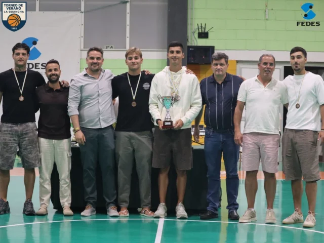 🥉🔥 𝗔𝗨𝗧𝗛𝗘𝗡𝗧𝗜𝗖 𝗖𝗟𝗔𝗦𝗦𝗜𝗖, 𝗧𝗘𝗥𝗖𝗘𝗥 𝗖𝗟𝗔𝗦𝗜𝗙𝗜𝗖𝗔𝗗𝗢 𝗗𝗘𝗟 𝗫𝗟𝗜 𝗧𝗢𝗥𝗡𝗘𝗢 𝗗𝗘 𝗩𝗘𝗥𝗔𝗡𝗢 🔥🥉
𝗔𝗨𝗧𝗛𝗘𝗡𝗧𝗜𝗖 𝗖𝗟𝗔𝗦𝗦𝗜𝗖 consiguió finalizar esta 41.ª edición como 𝗧𝗘𝗥𝗖𝗘𝗥 𝗖𝗟𝗔𝗦𝗜𝗙𝗜𝗖𝗔𝗗𝗢, subiendo al podio de nuestro histórico Torneo de Verano y cerrando una nueva participación entre los mejores. 🥉👏
Una competición en la que el equipo volvió a demostrar su nivel y que, además, dejó nombres propios entre los grandes destacados del verano. 𝗝𝗢𝗥𝗚𝗘 𝗗𝗘𝗟 𝗖𝗔𝗦𝗧𝗜𝗟𝗟𝗢 y 𝗔𝗗𝗥𝗜𝗔́𝗡 𝗧𝗔𝗧𝗢 fueron elegidos entre los cinco integrantes del 𝗠𝗘𝗝𝗢𝗥 𝗤𝗨𝗜𝗡𝗧𝗘𝗧𝗢 𝗗𝗘𝗟 𝗧𝗢𝗥𝗡𝗘𝗢. ⭐🏀
💪🔥
🥉🏀 𝗘𝗡𝗛𝗢𝗥𝗔𝗕𝗨𝗘𝗡𝗔, 𝗔𝗨𝗧𝗛𝗘𝗡𝗧𝗜𝗖 𝗖𝗟𝗔𝗦𝗦𝗜𝗖. 𝗧𝗘𝗥𝗖𝗘𝗥 𝗖𝗟𝗔𝗦𝗜𝗙𝗜𝗖𝗔𝗗𝗢 𝗗𝗘𝗟 𝗫𝗟𝗜 𝗧𝗢𝗥𝗡𝗘𝗢 𝗗𝗘 𝗩𝗘𝗥𝗔𝗡𝗢 𝗗𝗘 𝗕𝗔𝗟𝗢𝗡𝗖𝗘𝗦𝗧𝗢 𝗟𝗔 𝗚𝗨𝗔𝗡𝗖𝗛𝗔 𝟮𝟬𝟮𝟲. 👏🔥
🤝 La entrega de premios contó con 𝗔𝗟𝗘𝗝𝗔𝗡𝗗𝗥𝗢 𝗛𝗘𝗥𝗥𝗘𝗥𝗔, alcalde de La Guancha; 𝗗𝗜𝗘𝗚𝗢 𝗚𝗢𝗡𝗭𝗔́𝗟𝗘𝗭, concejal de Deportes; 𝗘𝗗𝗚𝗔𝗥 𝗔𝗡𝗧𝗢𝗡𝗜𝗢 𝗠𝗔𝗥𝗧𝗜́𝗡, presidente del Club Baloncesto Guancha; 𝗗𝗥𝗢𝗠𝗘𝗟𝗬 𝗙𝗨𝗘𝗡𝗧𝗘𝗦, secretaria del Club Baloncesto Guancha; y 𝗠𝗢𝗜𝗦𝗘́𝗦 𝗙𝗘𝗥𝗡𝗔́𝗡𝗗𝗘𝗭, responsable de 𝗙𝗘𝗗𝗘𝗦 𝗔𝗦𝗖𝗘𝗡𝗦𝗢𝗥𝗘𝗦, patrocinador oficial del XLI Torneo de Verano de Baloncesto La Guancha 2026.
💙🛗 𝗨𝗡 𝗕𝗨𝗘𝗡 𝗠𝗔𝗡𝗧𝗘𝗡𝗜𝗠𝗜𝗘𝗡𝗧𝗢 𝗘𝗦 𝗖𝗟𝗔𝗩𝗘 𝗣𝗔𝗥𝗔 𝗟𝗔 𝗦𝗘𝗚𝗨𝗥𝗜𝗗𝗔𝗗 𝗬 𝗘𝗟 𝗕𝗨𝗘𝗡 𝗙𝗨𝗡𝗖𝗜𝗢𝗡𝗔𝗠𝗜𝗘𝗡𝗧𝗢. Ese trabajo constante forma parte del día a día de 𝗙𝗘𝗗𝗘𝗦 𝗔𝗦𝗖𝗘𝗡𝗦𝗢𝗥𝗘𝗦, una empresa especializada en soluciones de elevación, conservación, modernización y accesibilidad. Su profesionalidad y experiencia van de la mano de un compromiso que también demuestra fuera de su actividad empresarial, apoyando iniciativas deportivas como nuestro Torneo de Verano. 𝗚𝗥𝗔𝗖𝗜𝗔𝗦, 𝗙𝗘𝗗𝗘𝗦, 𝗣𝗢𝗥 𝗦𝗘𝗚𝗨𝗜𝗥 𝗙𝗢𝗥𝗠𝗔𝗡𝗗𝗢 𝗣𝗔𝗥𝗧𝗘 𝗗𝗘 𝗘𝗦𝗧𝗔 𝗚𝗥𝗔𝗡 𝗙𝗔𝗠𝗜𝗟𝗜𝗔. 💙🏀⬆️
🌐🏀 𝟰𝟭 𝗘𝗗𝗜𝗖𝗜𝗢𝗡𝗘𝗦 𝗬 𝗨𝗡𝗔 𝗛𝗜𝗦𝗧𝗢𝗥𝗜𝗔 𝗤𝗨𝗘 𝗦𝗜𝗚𝗨𝗘 𝗖𝗥𝗘𝗖𝗜𝗘𝗡𝗗𝗢. 
Consulta el palmarés del Torneo de Verano en cbguancha.es
#SomosFamiliaCBG #Desde1970 🏀🔥
