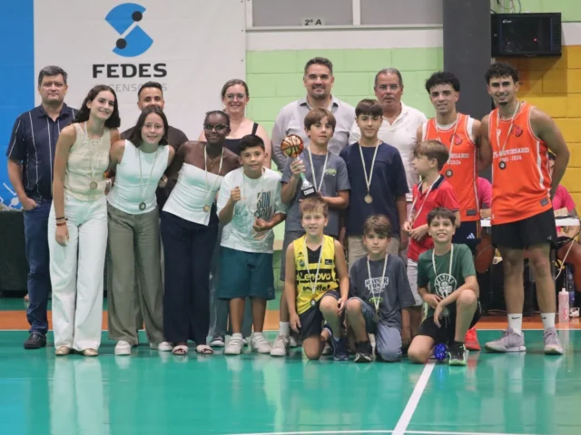 🥉💚 𝗘𝗤𝗨𝗜𝗣𝗢 𝗩𝗘𝗥𝗗𝗘, 𝗧𝗘𝗥𝗖𝗘𝗥 𝗖𝗟𝗔𝗦𝗜𝗙𝗜𝗖𝗔𝗗𝗢 𝗗𝗘𝗟 𝗫𝗜𝗩 𝗧𝗢𝗥𝗡𝗘𝗢 𝗜𝗡𝗙𝗔𝗡𝗧𝗜𝗟 𝟮𝟬𝟮𝟲 💚🥉
Protagonistas del 𝗫𝗜𝗩 𝗧𝗢𝗥𝗡𝗘𝗢 𝗗𝗘 𝗩𝗘𝗥𝗔𝗡𝗢 𝗜𝗡𝗙𝗔𝗡𝗧𝗜𝗟 𝗟𝗔 𝗚𝗨𝗔𝗡𝗖𝗛𝗔 𝟮𝟬𝟮𝟲 y lo hacemos ahora con el 𝗘𝗤𝗨𝗜𝗣𝗢 𝗩𝗘𝗥𝗗𝗘, 𝗧𝗘𝗥𝗖𝗘𝗥𝗔 𝗣𝗢𝗦𝗜𝗖𝗜𝗢́𝗡. 🏀👏
Semanas de competición, que terminaron con un merecido puesto en el podio. El Verde peleó durante todo el campeonato y puso el broche a su participación conquistando el tercer puesto. 💪💚
 ☀️
👏 𝗘𝗡𝗛𝗢𝗥𝗔𝗕𝗨𝗘𝗡𝗔 𝗔 𝗧𝗢𝗗𝗢 𝗘𝗟 𝗘𝗤𝗨𝗜𝗣𝗢 𝗩𝗘𝗥𝗗𝗘 por el campeonato realizado y por este 𝗧𝗘𝗥𝗖𝗘𝗥 𝗣𝗨𝗘𝗦𝗧𝗢 𝗗𝗘𝗟 𝗫𝗜𝗩 𝗧𝗢𝗥𝗡𝗘𝗢 𝗗𝗘 𝗩𝗘𝗥𝗔𝗡𝗢 𝗜𝗡𝗙𝗔𝗡𝗧𝗜𝗟 𝗟𝗔 𝗚𝗨𝗔𝗡𝗖𝗛𝗔 𝟮𝟬𝟮𝟲. 🥉💚
🤝 La entrega de premios fue realizada por 𝗔𝗟𝗘𝗝𝗔𝗡𝗗𝗥𝗢 𝗛𝗘𝗥𝗥𝗘𝗥𝗔, alcalde de La Guancha; 𝗗𝗜𝗘𝗚𝗢 𝗚𝗢𝗡𝗭𝗔́𝗟𝗘𝗭, concejal de Deportes; 𝗝𝗘́𝗦𝗜𝗖𝗔 𝗚𝗢𝗡𝗭𝗔́𝗟𝗘𝗭, concejal delegada de Deportes; 𝗘𝗗𝗚𝗔𝗥 𝗔𝗡𝗧𝗢𝗡𝗜𝗢 𝗠𝗔𝗥𝗧𝗜́𝗡, presidente del Club Baloncesto Guancha; 𝗗𝗥𝗢𝗠𝗘𝗟𝗬 𝗙𝗨𝗘𝗡𝗧𝗘𝗦, secretaria del Club Baloncesto Guancha; y 𝗠𝗢𝗜𝗦𝗘́𝗦 𝗙𝗘𝗥𝗡𝗔́𝗡𝗗𝗘𝗭, responsable de 𝗙𝗘𝗗𝗘𝗦 𝗔𝗦𝗖𝗘𝗡𝗦𝗢𝗥𝗘𝗦, patrocinador oficial del 𝗫𝗟𝗜 𝗧𝗢𝗥𝗡𝗘𝗢 𝗗𝗘 𝗩𝗘𝗥𝗔𝗡𝗢 𝗗𝗘 𝗕𝗔𝗟𝗢𝗡𝗖𝗘𝗦𝗧𝗢 𝗟𝗔 𝗚𝗨𝗔𝗡𝗖𝗛𝗔 𝟮𝟬𝟮𝟲, quienes felicitaron personalmente a todos los homenajeados por la magnífica competición realizada.
💙 Cuando hablamos de 𝗙𝗘𝗗𝗘𝗦 𝗔𝗦𝗖𝗘𝗡𝗦𝗢𝗥𝗘𝗦 hablamos de una empresa especializada en un sector donde la 𝗦𝗘𝗚𝗨𝗥𝗜𝗗𝗔𝗗, 𝗟𝗔 𝗙𝗜𝗔𝗕𝗜𝗟𝗜𝗗𝗔𝗗 𝗬 𝗟𝗔 𝗖𝗔𝗟𝗜𝗗𝗔𝗗 𝗗𝗘𝗟 𝗦𝗘𝗥𝗩𝗜𝗖𝗜𝗢 son esenciales. 🛗⚙️ Ascensores, elevadores y soluciones destinadas a mejorar la movilidad y la accesibilidad forman parte de una actividad profesional que requiere atención, mantenimiento y capacidad de respuesta. Para nosotros, contar con su respaldo como 𝗣𝗔𝗧𝗥𝗢𝗖𝗜𝗡𝗔𝗗𝗢𝗥 𝗢𝗙𝗜𝗖𝗜𝗔𝗟 supone también contar con una empresa que apuesta por el deporte de nuestro municipio. 𝗚𝗥𝗔𝗖𝗜𝗔𝗦, 𝗙𝗘𝗗𝗘𝗦, 𝗣𝗢𝗥 𝗦𝗘𝗚𝗨𝗜𝗥 𝗔𝗦𝗖𝗘𝗡𝗗𝗜𝗘𝗡𝗗𝗢 𝗖𝗢𝗡 𝗡𝗢𝗦𝗢𝗧𝗥𝗢𝗦. 💙🏀
#SomosFamiliaCBG #Desde1970