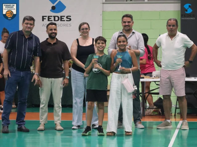 🏆🏀 𝗠𝗔𝗥𝗜𝗡𝗔 𝗥𝗢𝗗𝗥𝗜́𝗚𝗨𝗘𝗭 𝗬 𝗛𝗨𝗚𝗢 𝗥𝗢𝗗𝗥𝗜́𝗚𝗨𝗘𝗭, 𝗖𝗔𝗠𝗣𝗘𝗢𝗡𝗘𝗦 𝗗𝗘𝗟 𝗖𝗢𝗡𝗖𝗨𝗥𝗦𝗢 𝗧𝗪𝗢 𝗕𝗔𝗟𝗟 🏀🏆
Comenzamos a presentar a los grandes protagonistas y premiados del 𝗫𝗜𝗩 𝗧𝗢𝗥𝗡𝗘𝗢 𝗗𝗘 𝗩𝗘𝗥𝗔𝗡𝗢 𝗜𝗡𝗙𝗔𝗡𝗧𝗜𝗟 𝗟𝗔 𝗚𝗨𝗔𝗡𝗖𝗛𝗔 𝟮𝟬𝟮𝟲, y lo hacemos con una pareja que consiguió sorprender a todos en el Fedes Arena. 💚
𝗠𝗔𝗥𝗜𝗡𝗔 𝗥𝗢𝗗𝗥𝗜́𝗚𝗨𝗘𝗭 𝗬 𝗛𝗨𝗚𝗢 𝗥𝗢𝗗𝗥𝗜́𝗚𝗨𝗘𝗭 se proclamaron 𝗖𝗔𝗠𝗣𝗘𝗢𝗡𝗘𝗦 𝗗𝗘𝗟 𝗖𝗢𝗡𝗖𝗨𝗥𝗦𝗢 𝗧𝗪𝗢 𝗕𝗔𝗟𝗟 𝗜𝗡𝗙𝗔𝗡𝗧𝗜𝗟 𝟮𝟬𝟮𝟲. 🥇🏀
Los primos, y además los más pequeños de cuantos participaron en el concurso, demostraron que la edad no entiende de puntería. Complicidad, coordinación y acierto para superar las diferentes rondas y terminar conquistando un título muy especial. 👏🔥
Una bonita imagen de nuestro torneo: dos jóvenes jugadores disfrutando juntos del baloncesto y llevándose un recuerdo que seguro no olvidarán. ❤️🏀
👏 𝗠𝗨𝗖𝗛𝗔𝗦 𝗙𝗘𝗟𝗜𝗖𝗜𝗗𝗔𝗗𝗘𝗦, 𝗠𝗔𝗥𝗜𝗡𝗔 𝗬 𝗛𝗨𝗚𝗢. ¡𝗖𝗔𝗠𝗣𝗘𝗢𝗡𝗘𝗦 𝗗𝗘𝗟 𝗧𝗪𝗢 𝗕𝗔𝗟𝗟 𝟮𝟬𝟮𝟲! 🏆
🤝 La entrega de premios fue realizada por 𝗔𝗟𝗘𝗝𝗔𝗡𝗗𝗥𝗢 𝗛𝗘𝗥𝗥𝗘𝗥𝗔, alcalde de La Guancha; 𝗗𝗜𝗘𝗚𝗢 𝗚𝗢𝗡𝗭𝗔́𝗟𝗘𝗭, concejal de Deportes; 𝗝𝗘́𝗦𝗜𝗖𝗔 𝗚𝗢𝗡𝗭𝗔́𝗟𝗘𝗭, concejal delegada de Deportes; 𝗘𝗗𝗚𝗔𝗥 𝗔𝗡𝗧𝗢𝗡𝗜𝗢 𝗠𝗔𝗥𝗧𝗜́𝗡, presidente del Club Baloncesto Guancha; 𝗗𝗥𝗢𝗠𝗘𝗟𝗬 𝗙𝗨𝗘𝗡𝗧𝗘𝗦, secretaria del Club Baloncesto Guancha; y 𝗠𝗢𝗜𝗦𝗘́𝗦 𝗙𝗘𝗥𝗡𝗔́𝗡𝗗𝗘𝗭, responsable de 𝗙𝗘𝗗𝗘𝗦 𝗔𝗦𝗖𝗘𝗡𝗦𝗢𝗥𝗘𝗦, patrocinador oficial del 𝗫𝗟𝗜 𝗧𝗢𝗥𝗡𝗘𝗢 𝗗𝗘 𝗩𝗘𝗥𝗔𝗡𝗢 𝗗𝗘 𝗕𝗔𝗟𝗢𝗡𝗖𝗘𝗦𝗧𝗢 𝗟𝗔 𝗚𝗨𝗔𝗡𝗖𝗛𝗔 𝟮𝟬𝟮𝟲, quienes felicitaron personalmente a todos los homenajeados por la magnífica temporada realizada.
💙 𝗙𝗘𝗗𝗘𝗦 𝗔𝗦𝗖𝗘𝗡𝗦𝗢𝗥𝗘𝗦, patrocinador oficial de nuestro Torneo de Verano, ha vuelto a estar a nuestro lado durante esta edición, apoyando el deporte de formación y una competición que sigue regalándonos momentos tan especiales como este. 🤝🏀