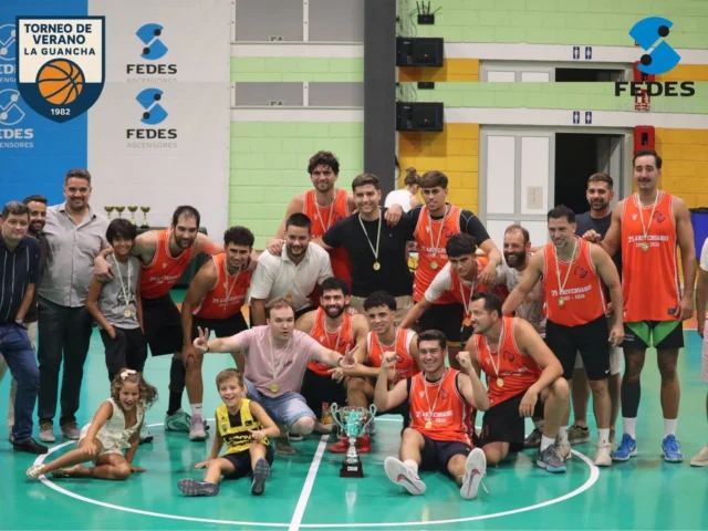 🏆🔥 𝗝𝗨𝗩𝗘𝗡𝗧𝗨𝗗, 𝗖𝗔𝗠𝗣𝗘𝗢́𝗡 𝗗𝗘𝗟 𝗫𝗟𝗜 𝗧𝗢𝗥𝗡𝗘𝗢 𝗗𝗘 𝗩𝗘𝗥𝗔𝗡𝗢 𝗟𝗔 𝗚𝗨𝗔𝗡𝗖𝗛𝗔 𝟮𝟬𝟮𝟲 🔥🏆
El 𝗫𝗟𝗜 𝗧𝗢𝗥𝗡𝗘𝗢 𝗗𝗘 𝗩𝗘𝗥𝗔𝗡𝗢 𝗗𝗘 𝗕𝗔𝗟𝗢𝗡𝗖𝗘𝗦𝗧𝗢 𝗟𝗔 𝗚𝗨𝗔𝗡𝗖𝗛𝗔 𝟮𝟬𝟮𝟲 ya tiene campeón: 𝗝𝗨𝗩𝗘𝗡𝗧𝗨𝗗. 🏀👑
No pudo haber mejor desenlace. 𝗝𝗨𝗩𝗘𝗡𝗧𝗨𝗗 𝗬 𝗔𝗠𝗝 𝗙𝗨𝗟𝗘𝗥𝗢𝗦 protagonizaron una final espectacular, tremendamente igualada y que mantuvo al 𝗙𝗘𝗗𝗘𝗦 𝗔𝗥𝗘𝗡𝗔 pendiente de cada posesión hasta los últimos segundos. 🔥⏱️
 👑✍️
 Y cuando llegó la noche definitiva, 𝗝𝗨𝗩𝗘𝗡𝗧𝗨𝗗 𝗙𝗨𝗘 𝗘𝗟 𝗨́𝗟𝗧𝗜𝗠𝗢 𝗘𝗤𝗨𝗜𝗣𝗢 𝗘𝗡 𝗤𝗨𝗘𝗗𝗔𝗥𝗦𝗘 𝗘𝗡 𝗣𝗜𝗘. 💪🔥🏆
👏🏆 𝗘𝗡𝗛𝗢𝗥𝗔𝗕𝗨𝗘𝗡𝗔, 𝗝𝗨𝗩𝗘𝗡𝗧𝗨𝗗. 𝗖𝗔𝗠𝗣𝗘𝗢́𝗡 𝗗𝗘𝗟 𝗫𝗟𝗜 𝗧𝗢𝗥𝗡𝗘𝗢 𝗗𝗘 𝗩𝗘𝗥𝗔𝗡𝗢 𝗗𝗘 𝗕𝗔𝗟𝗢𝗡𝗖𝗘𝗦𝗧𝗢 𝗟𝗔 𝗚𝗨𝗔𝗡𝗖𝗛𝗔 𝟮𝟬𝟮𝟲. 𝗦𝗘𝗚𝗨𝗡𝗗𝗢 𝗧𝗜́𝗧𝗨𝗟𝗢 𝗬 𝗨𝗡𝗔 𝗡𝗨𝗘𝗩𝗔 𝗣𝗔́𝗚𝗜𝗡𝗔 𝗘𝗦𝗖𝗥𝗜𝗧𝗔 𝗘𝗡 𝗟𝗔 𝗛𝗜𝗦𝗧𝗢𝗥𝗜𝗔 𝗗𝗘 𝗡𝗨𝗘𝗦𝗧𝗥𝗢 𝗧𝗢𝗥𝗡𝗘𝗢. 🏀👑🔥
🤝 La entrega de premios contó con 𝗔𝗟𝗘𝗝𝗔𝗡𝗗𝗥𝗢 𝗛𝗘𝗥𝗥𝗘𝗥𝗔, alcalde de La Guancha; 𝗗𝗜𝗘𝗚𝗢 𝗚𝗢𝗡𝗭𝗔́𝗟𝗘𝗭, concejal de Deportes; 𝗘𝗗𝗚𝗔𝗥 𝗔𝗡𝗧𝗢𝗡𝗜𝗢 𝗠𝗔𝗥𝗧𝗜́𝗡, presidente del Club Baloncesto Guancha; 𝗗𝗥𝗢𝗠𝗘𝗟𝗬 𝗙𝗨𝗘𝗡𝗧𝗘𝗦, secretaria del Club Baloncesto Guancha; y 𝗠𝗢𝗜𝗦𝗘́𝗦 𝗙𝗘𝗥𝗡𝗔́𝗡𝗗𝗘𝗭, responsable de 𝗙𝗘𝗗𝗘𝗦 𝗔𝗦𝗖𝗘𝗡𝗦𝗢𝗥𝗘𝗦, patrocinador oficial del XLI Torneo de Verano de Baloncesto La Guancha 2026, poniendo el broche institucional a una noche para recordar.
💙🛗 𝗛𝗔𝗬 𝗘𝗠𝗣𝗥𝗘𝗦𝗔𝗦 𝗤𝗨𝗘 𝗡𝗢 𝗦𝗢𝗟𝗢 𝗔𝗣𝗢𝗬𝗔𝗡 𝗨𝗡 𝗘𝗩𝗘𝗡𝗧𝗢: 𝗔𝗬𝗨𝗗𝗔𝗡 𝗔 𝗛𝗔𝗖𝗘𝗥𝗟𝗢 𝗖𝗥𝗘𝗖𝗘𝗥. Ese ha sido el compromiso de 𝗙𝗘𝗗𝗘𝗦 𝗔𝗦𝗖𝗘𝗡𝗦𝗢𝗥𝗘𝗦 
🌐🏆 𝟰𝟭 𝗘𝗗𝗜𝗖𝗜𝗢𝗡𝗘𝗦. 𝟰𝟭 𝗖𝗔𝗠𝗣𝗘𝗢𝗡𝗔𝗧𝗢𝗦. 𝗨𝗡𝗔 𝗛𝗜𝗦𝗧𝗢𝗥𝗜𝗔 𝗤𝗨𝗘 𝗦𝗜𝗚𝗨𝗘 𝗘𝗦𝗖𝗥𝗜𝗕𝗜𝗘́𝗡𝗗𝗢𝗦𝗘. Juventud ya tiene reservado su lugar en el capítulo de 2026. En la web oficial del 𝗖.𝗕. 𝗚𝗨𝗔𝗡𝗖𝗛𝗔 pueden consultar el 𝗣𝗔𝗟𝗠𝗔𝗥𝗘́𝗦 𝗔Ñ𝗢 𝗣𝗢𝗥 𝗔Ñ𝗢 de nuestro Torneo de Verano y recorrer más de cuatro décadas de campeones, MVP, máximos anotadores y grandes protagonistas.
Consulta el palmarés del Torneo de Verano en cbguancha.es
#SomosFamiliaCBG #Desde1970 🏆🏀🔥