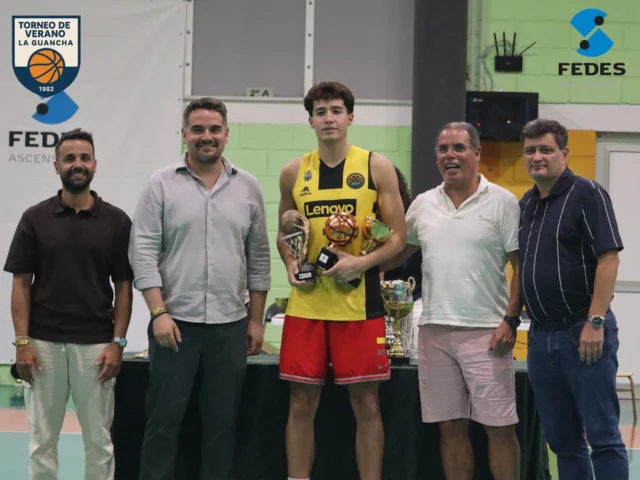 🏆🔥 𝗗𝗔𝗩𝗜𝗗 𝗗𝗘𝗟𝗚𝗔𝗗𝗢, 𝗠𝗩𝗣 𝗗𝗘𝗟 𝗫𝗟𝗜 𝗧𝗢𝗥𝗡𝗘𝗢 𝗗𝗘 𝗩𝗘𝗥𝗔𝗡𝗢 𝗟𝗔 𝗚𝗨𝗔𝗡𝗖𝗛𝗔 𝟮𝟬𝟮𝟲 🔥🏆
🌟🏀El galardón fue para 𝗗𝗔𝗩𝗜𝗗 𝗗𝗘𝗟𝗚𝗔𝗗𝗢, jugador de 𝗔𝗠𝗝 𝗙𝗨𝗟𝗘𝗥𝗢𝗦, después de completar una extraordinaria competición y convertirse en una de las grandes referencias de su equipo durante las siete semanas de torneo. 💥
David fue una pieza fundamental en el camino de 𝗔𝗠𝗝 𝗙𝗨𝗟𝗘𝗥𝗢𝗦 hasta la gran final, en la que el conjunto disputó por primera vez el título del Torneo de Verano y estuvo muy cerca de coronarse campeón.
Su rendimiento también le permitió ser elegido para formar parte del 𝗠𝗘𝗝𝗢𝗥 𝗤𝗨𝗜𝗡𝗧𝗘𝗧𝗢 𝗗𝗘𝗟 𝗧𝗢𝗥𝗡𝗘𝗢.

👏🔥 𝗘𝗡𝗛𝗢𝗥𝗔𝗕𝗨𝗘𝗡𝗔, 𝗗𝗔𝗩𝗜𝗗. 𝗠𝗩𝗣 𝗗𝗘𝗟 𝗫𝗟𝗜 𝗧𝗢𝗥𝗡𝗘𝗢 𝗗𝗘 𝗩𝗘𝗥𝗔𝗡𝗢 𝗗𝗘 𝗕𝗔𝗟𝗢𝗡𝗖𝗘𝗦𝗧𝗢 𝗟𝗔 𝗚𝗨𝗔𝗡𝗖𝗛𝗔 𝟮𝟬𝟮𝟲. 🏆🏀
🤝 La entrega de premios contó con 𝗔𝗟𝗘𝗝𝗔𝗡𝗗𝗥𝗢 𝗛𝗘𝗥𝗥𝗘𝗥𝗔, alcalde de La Guancha; 𝗗𝗜𝗘𝗚𝗢 𝗚𝗢𝗡𝗭𝗔́𝗟𝗘𝗭, concejal de Deportes; 𝗘𝗗𝗚𝗔𝗥 𝗔𝗡𝗧𝗢𝗡𝗜𝗢 𝗠𝗔𝗥𝗧𝗜́𝗡, presidente del Club Baloncesto Guancha; 𝗗𝗥𝗢𝗠𝗘𝗟𝗬 𝗙𝗨𝗘𝗡𝗧𝗘𝗦, secretaria del Club Baloncesto Guancha; y 𝗠𝗢𝗜𝗦𝗘́𝗦 𝗙𝗘𝗥𝗡𝗔́𝗡𝗗𝗘𝗭, responsable de 𝗙𝗘𝗗𝗘𝗦 𝗔𝗦𝗖𝗘𝗡𝗦𝗢𝗥𝗘𝗦, patrocinador oficial del XLI Torneo de Verano de Baloncesto La Guancha 2026.
💙🛗 𝗟𝗔 𝗦𝗘𝗚𝗨𝗥𝗜𝗗𝗔𝗗 𝗬 𝗟𝗔 𝗖𝗢𝗡𝗙𝗜𝗔𝗡𝗭𝗔 𝗧𝗔𝗠𝗕𝗜𝗘́𝗡 𝗦𝗘 𝗖𝗢𝗡𝗦𝗧𝗥𝗨𝗬𝗘𝗡 𝗗𝗜́𝗔 𝗔 𝗗𝗜́𝗔. Ese es uno de los pilares del trabajo de 𝗙𝗘𝗗𝗘𝗦 𝗔𝗦𝗖𝗘𝗡𝗦𝗢𝗥𝗘𝗦, empresa especializada en el sector de la elevación, con servicios relacionados con ascensores, mantenimiento, modernización y soluciones destinadas a mejorar la accesibilidad. Su apoyo como 𝗣𝗔𝗧𝗥𝗢𝗖𝗜𝗡𝗔𝗗𝗢𝗥 𝗢𝗙𝗜𝗖𝗜𝗔𝗟 ha sido fundamental para continuar haciendo crecer nuestro Torneo de Verano. 𝗚𝗥𝗔𝗖𝗜𝗔𝗦, 𝗙𝗘𝗗𝗘𝗦, 𝗣𝗢𝗥 𝗘𝗟𝗘𝗩𝗔𝗥 𝗨𝗡 𝗔𝗡̃𝗢 𝗠𝗔́𝗦 𝗡𝗨𝗘𝗦𝗧𝗥𝗢 𝗧𝗢𝗥𝗡𝗘𝗢. 💙⬆️🏀
🌐🏀
Consulta el palmarés del Torneo de Verano en cbguancha.es
#SomosFamiliaCBG #Desde1970 🏀🔥