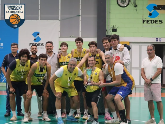 🥈🔥 𝗔𝗠𝗝 𝗙𝗨𝗟𝗘𝗥𝗢𝗦, 𝗦𝗨𝗕𝗖𝗔𝗠𝗣𝗘𝗢́𝗡 𝗗𝗘𝗟 𝗫𝗟𝗜 𝗧𝗢𝗥𝗡𝗘𝗢 𝗗𝗘 𝗩𝗘𝗥𝗔𝗡𝗢 𝗟𝗔 𝗚𝗨𝗔𝗡𝗖𝗛𝗔 𝟮𝟬𝟮𝟲 🔥🥈
🏀🔥𝗔𝗠𝗝 𝗙𝗨𝗟𝗘𝗥𝗢𝗦 alcanzó por 𝗣𝗥𝗜𝗠𝗘𝗥𝗔 𝗩𝗘𝗭 𝗟𝗔 𝗚𝗥𝗔𝗡 𝗙𝗜𝗡𝗔𝗟 de nuestro Torneo de Verano y estuvo muy cerca de convertir ese estreno en el partido por el título en su primer campeonato. 💪🏆
𝗔𝗠𝗝 𝗙𝗨𝗟𝗘𝗥𝗢𝗦 𝟵𝟰 - 𝗝𝗨𝗩𝗘𝗡𝗧𝗨𝗗 𝟵𝟴. 🔥⏱️🏀
Cuatro puntos separaron a AMJ Fuleros de tocar el cielo en su primera final. El 𝗦𝗨𝗕𝗖𝗔𝗠𝗣𝗘𝗢𝗡𝗔𝗧𝗢 𝟮𝟬𝟮𝟲 supone el mejor reconocimiento. 🌟🏀
👏🥈 𝗘𝗡𝗛𝗢𝗥𝗔𝗕𝗨𝗘𝗡𝗔, 𝗔𝗠𝗝 𝗙𝗨𝗟𝗘𝗥𝗢𝗦. 𝗦𝗨𝗕𝗖𝗔𝗠𝗣𝗘𝗢́𝗡 𝗗𝗘𝗟 𝗫𝗟𝗜 𝗧𝗢𝗥𝗡𝗘𝗢 𝗗𝗘 𝗩𝗘𝗥𝗔𝗡𝗢 𝗗𝗘 𝗕𝗔𝗟𝗢𝗡𝗖𝗘𝗦𝗧𝗢 𝗟𝗔 𝗚𝗨𝗔𝗡𝗖𝗛𝗔 𝟮𝟬𝟮𝟲. 𝗨𝗡𝗔 𝗣𝗥𝗜𝗠𝗘𝗥𝗔 𝗙𝗜𝗡𝗔𝗟 𝗤𝗨𝗘 𝗬𝗔 𝗙𝗢𝗥𝗠𝗔 𝗣𝗔𝗥𝗧𝗘 𝗗𝗘 𝗦𝗨 𝗛𝗜𝗦𝗧𝗢𝗥𝗜𝗔. 🏀🔥
🤝 La entrega de premios contó con 𝗔𝗟𝗘𝗝𝗔𝗡𝗗𝗥𝗢 𝗛𝗘𝗥𝗥𝗘𝗥𝗔, alcalde de La Guancha; 𝗗𝗜𝗘𝗚𝗢 𝗚𝗢𝗡𝗭𝗔́𝗟𝗘𝗭, concejal de Deportes; 𝗘𝗗𝗚𝗔𝗥 𝗔𝗡𝗧𝗢𝗡𝗜𝗢 𝗠𝗔𝗥𝗧𝗜́𝗡, presidente del Club Baloncesto Guancha; 𝗗𝗥𝗢𝗠𝗘𝗟𝗬 𝗙𝗨𝗘𝗡𝗧𝗘𝗦, secretaria del Club Baloncesto Guancha; y 𝗠𝗢𝗜𝗦𝗘́𝗦 𝗙𝗘𝗥𝗡𝗔́𝗡𝗗𝗘𝗭, responsable de 𝗙𝗘𝗗𝗘𝗦 𝗔𝗦𝗖𝗘𝗡𝗦𝗢𝗥𝗘𝗦, patrocinador oficial del XLI Torneo de Verano de Baloncesto La Guancha 2026.
💙🛗 𝗟𝗔 𝗘𝗫𝗣𝗘𝗥𝗜𝗘𝗡𝗖𝗜𝗔 𝗠𝗔𝗥𝗖𝗔 𝗟𝗔 𝗗𝗜𝗙𝗘𝗥𝗘𝗡𝗖𝗜𝗔. En un sector tan especializado como el de la elevación, contar con profesionales capaces de ofrecer soluciones adecuadas en instalación, mantenimiento, modernización y accesibilidad resulta fundamental. 𝗙𝗘𝗗𝗘𝗦 𝗔𝗦𝗖𝗘𝗡𝗦𝗢𝗥𝗘𝗦 representa esa apuesta por un servicio profesional y de confianza y, además, ha querido trasladar su compromiso al deporte respaldando como 𝗣𝗔𝗧𝗥𝗢𝗖𝗜𝗡𝗔𝗗𝗢𝗥 𝗢𝗙𝗜𝗖𝗜𝗔𝗟 nuestro Torneo de Verano. 
🌐🏀 𝟰𝟭 𝗘𝗗𝗜𝗖𝗜𝗢𝗡𝗘𝗦 𝗬 𝗨𝗡 𝗣𝗔𝗟𝗠𝗔𝗥𝗘́𝗦 𝗟𝗟𝗘𝗡𝗢 𝗗𝗘 𝗛𝗜𝗦𝗧𝗢𝗥𝗜𝗔. 
Consulta el palmarés del Torneo de Verano en cbguancha.es
#SomosFamiliaCBG #Desde1970 🏀🔥