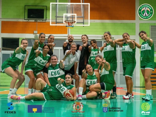 🏀💚 𝗔𝗛𝗢𝗥𝗔 𝗦Í… ¡𝗤𝗨𝗘 𝗖𝗢𝗠𝗜𝗘𝗡𝗖𝗘 𝗟𝗔 𝗧𝗘𝗠𝗣𝗢𝗥𝗔𝗗𝗔! | 𝟮𝟲/𝟮𝟳 💚🏀
Durante estos últimos días hemos ido presentando, una a una, a las jugadoras y al cuerpo técnico que formarán parte de nuestro 𝗣𝗥𝗜𝗠𝗘𝗥 𝗘𝗤𝗨𝗜𝗣𝗢 𝗙𝗘𝗠𝗘𝗡𝗜𝗡𝗢 esta temporada. Hoy toca verlas 𝗝𝗨𝗡𝗧𝗔𝗦, porque así es como afrontarán todo lo que está por venir. 💪🏼💚
Y mañana llega el momento que llevábamos esperando desde que terminó la pasada temporada: 𝗩𝗨𝗘𝗟𝗩𝗘 𝗟𝗔 𝗖𝗢𝗠𝗣𝗘𝗧𝗜𝗖𝗜Ó𝗡 𝗢𝗙𝗜𝗖𝗜𝗔𝗟.
✈️ Nuestro 𝗦É𝗡𝗜𝗢𝗥 𝗙𝗘𝗠𝗘𝗡𝗜𝗡𝗢 𝗗𝗘 𝟭.ª 𝗡𝗔𝗖𝗜𝗢𝗡𝗔𝗟 pone rumbo a 𝗟𝗔𝗡𝗭𝗔𝗥𝗢𝗧𝗘 para disputar el primer partido oficial del C.B. Guancha en esta temporada 2026/2027.
Nuestro equipo inicia esta nueva temporada después de firmar una campaña 𝟱.º 𝗣𝗨𝗘𝗦𝗧𝗢 𝗘𝗡 𝗘𝗟 𝗖𝗔𝗠𝗣𝗘𝗢𝗡𝗔𝗧𝗢 𝗗𝗘 𝗖𝗔𝗡𝗔𝗥𝗜𝗔𝗦 𝗗𝗘 𝟭.ª 𝗡𝗔𝗖𝗜𝗢𝗡𝗔𝗟 la temporada pasada. Un resultado que puso el broche a un año espectacular y que reflejó el trabajo. 🏀💚
Ahora comienza una nueva aventura para un equipo que vuelve a representar 𝗔 𝗡𝗨𝗘𝗦𝗧𝗥𝗢 𝗖𝗟𝗨𝗕 𝗬 𝗔 𝗡𝗨𝗘𝗦𝗧𝗥𝗢 𝗣𝗨𝗘𝗕𝗟𝗢 𝗣𝗢𝗥 𝗧𝗢𝗗𝗔 𝗖𝗔𝗡𝗔𝗥𝗜𝗔𝗦. Una temporada que afrontamos con muchísima ilusión y con ganas de seguir creciendo y compitiendo.
Desde aquí solo podemos desearles 𝗧𝗢𝗗𝗔 𝗟𝗔 𝗦𝗨𝗘𝗥𝗧𝗘 𝗗𝗘𝗟 𝗠𝗨𝗡𝗗𝗢 para mañana y para todo lo que está por venir. Sabemos que dejarán todo en la cancha para defender nuestros colores. 🍀💚
📸 Y antes de comenzar, queremos hacer un agradecimiento muy especial a 𝗗𝗔𝗜𝗗𝗔, 𝗗𝗘 𝗕𝗘𝗝𝗘𝗤𝗨𝗘 𝗣𝗥𝗢𝗗𝗨𝗖𝗖𝗜𝗢𝗡𝗘𝗦, que 𝗣𝗢𝗥 𝗦𝗘𝗚𝗨𝗡𝗗𝗢 𝗔Ñ𝗢 𝗖𝗢𝗡𝗦𝗘𝗖𝗨𝗧𝗜𝗩𝗢 ha sido la encargada de realizar las fotografías oficiales de nuestra primera plantilla. Gracias por volver a acompañarnos, por el cariño con el que trabajas con nuestro equipo y por ayudarnos a guardar y mostrar la imagen de esta nueva temporada. 🫶🏼📷
También queremos agradecer, una temporada más, el 𝗔𝗣𝗢𝗬𝗢 𝗗𝗘 𝗟𝗔𝗦 𝗜𝗡𝗦𝗧𝗜𝗧𝗨𝗖𝗜𝗢𝗡𝗘𝗦 𝗬 𝗘𝗠𝗣𝗥𝗘𝗦𝗔𝗦 𝗤𝗨𝗘 𝗖𝗔𝗠𝗜𝗡𝗔𝗡 𝗝𝗨𝗡𝗧𝗢 𝗔𝗟 𝗖.𝗕. 𝗚𝗨𝗔𝗡𝗖𝗛𝗔 y hacen posible que nuestro primer equipo pueda seguir llevando el nombre de La Guancha por las islas.
#SomosFamiliaCBG #Desde1970