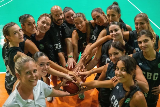 💚 𝗘𝗡 𝗘𝗦𝗧𝗔 𝗙𝗢𝗧𝗢 𝗧𝗔𝗠𝗕𝗜É𝗡 𝗘𝗦𝗧Á𝗦 𝗧Ú
Esta imagen fue tomada hace apenas unos días. Son nuestras jugadoras, nuestro 𝗦𝗲𝗻𝗶𝗼𝗿 𝗙𝗲𝗺𝗲𝗻𝗶𝗻𝗼 𝟮𝟬𝟮𝟲/𝟮𝟬𝟮𝟳.
Pero si miramos un poco más allá, en esta foto hay mucha más gente de la que aparece.
Porque cuando esas manos se juntan y vuelve a escucharse...
¡𝟭, 𝟮, 𝟯… 𝗚𝗨𝗔𝗡𝗖𝗛𝗔! 💚
ese grito no pertenece únicamente a las que hoy llevan nuestra camiseta. Lleva repitiéndose, generación tras generación, durante 𝟱𝟲 𝗮ñ𝗼𝘀 𝗱𝗲 𝗵𝗶𝘀𝘁𝗼𝗿𝗶𝗮.
Y dentro de él están 𝗧𝗢𝗗𝗔𝗦.
Las que empezaron cuando todo era más difícil. Las que crecieron jugando en el Plus Ultra. Las que llegaron siendo niñas y se marcharon siendo mujeres. Las que estuvieron diez temporadas y las que estuvieron una. Las que ganaron campeonatos y las que vivieron temporadas complicadas. Las que siguen vinculadas al baloncesto y las que hace años tomaron otro camino.
𝗧𝗢𝗗𝗔𝗦 𝗙𝗨𝗘𝗥𝗢𝗡 𝗜𝗠𝗣𝗢𝗥𝗧𝗔𝗡𝗧𝗘𝗦. 𝗧𝗢𝗗𝗔𝗦 𝗗𝗘𝗝𝗔𝗥𝗢𝗡 𝗔𝗟𝗚𝗢.
Porque para que hoy exista un 𝗦𝗲𝗻𝗶𝗼𝗿 𝗙𝗲𝗺𝗲𝗻𝗶𝗻𝗼 𝗖.𝗕. 𝗚𝘂𝗮𝗻𝗰𝗵𝗮, antes tuvieron que existir muchas generaciones de niñas y mujeres dispuestas a ponerse esta camiseta. Ninguna etapa habría sido posible sin la anterior.
Por eso, si alguna vez defendiste estos colores, 𝗺í𝗿𝗮𝘁𝗲 𝘁𝗮𝗺𝗯𝗶é𝗻 𝗲𝗻 𝗲𝘀𝘁𝗮 𝗳𝗼𝘁𝗼𝗴𝗿𝗮𝗳í𝗮.
Aunque hayan pasado muchos años. Aunque solamente jugaras una temporada. Aunque haga muchísimo tiempo que no entres al Plus Ultra.
𝗘𝗡 𝗘𝗦𝗧𝗔 𝗙𝗢𝗧𝗢 𝗧𝗔𝗠𝗕𝗜É𝗡 𝗘𝗦𝗧Á𝗦 𝗧Ú.
Estás en esas manos juntas. Estás en nuestra historia. Y estás en ese “𝟭, 𝟮, 𝟯… 𝗚𝗨𝗔𝗡𝗖𝗛𝗔” que otras pronunciaron antes y que hoy continúa pasando de generación en generación.
Este sábado nuestro Senior Femenino vuelve al 𝗣𝗹𝘂𝘀 𝗨𝗹𝘁𝗿𝗮 para su primer partido en casa ante el 𝗚𝗿𝗮𝗻 𝗖𝗮𝗻𝗮𝗿𝗶𝗮.
Las de 2026. Las de 2016. Las de 2006. Las de 1996. Las de 1986. Las primeras. Las que vinieron después. 𝗧𝗢𝗗𝗔𝗦.
Porque las generaciones pasan, pero hay algo que permanece.
¡𝟭, 𝟮, 𝟯… 𝗚𝗨𝗔𝗡𝗖𝗛𝗔! 💚
𝟱𝟲 𝗔Ñ𝗢𝗦. 𝗨𝗡𝗔 𝗠𝗜𝗦𝗠𝗔 𝗖𝗔𝗠𝗜𝗦𝗘𝗧𝗔. 𝗨𝗡𝗔 𝗠𝗜𝗦𝗠𝗔 𝗛𝗜𝗦𝗧𝗢𝗥𝗜𝗔. 𝗨𝗡𝗔 𝗠𝗜𝗦𝗠𝗔 𝗙𝗔𝗠𝗜𝗟𝗜𝗔.
#SomosFamiliaCBG