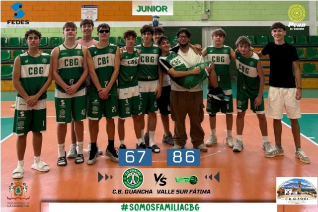 🏀💚 𝗚𝗥𝗔𝗡 𝗗𝗘𝗕𝗨𝗧 𝗗𝗘 𝗡𝗨𝗘𝗦𝗧𝗥𝗢 𝗝Ú𝗡𝗜𝗢𝗥 𝗠𝗔𝗦𝗖𝗨𝗟𝗜𝗡𝗢 𝗘𝗡 𝗟𝗔 𝗧𝗘𝗠𝗣𝗢𝗥𝗔𝗗𝗔 𝟮𝟬𝟮𝟲/𝟮𝟬𝟮𝟳 💚🤍

🏀 𝗖.𝗕. 𝗚𝗨𝗔𝗡𝗖𝗛𝗔 𝟲𝟳 – 𝟴𝟲 𝗩𝗔𝗟𝗟𝗘 𝗦𝗨𝗥 𝗙Á𝗧𝗜𝗠𝗔

¡Mucho más de lo que refleja el marcador final! 👏

Nuestro 𝗝Ú𝗡𝗜𝗢𝗥 𝗠𝗔𝗦𝗖𝗨𝗟𝗜𝗡𝗢 ha disputado su primer encuentro de liga en el Pabellón Plus Ultra, ofreciendo una gran imagen frente al Valle Sur Fátima.

Un partido que se mantuvo 𝗠𝗨𝗬 𝗜𝗚𝗨𝗔𝗟𝗔𝗗𝗢 𝗛𝗔𝗦𝗧𝗔 𝗘𝗟 Ú𝗟𝗧𝗜𝗠𝗢 𝗖𝗨𝗔𝗥𝗧𝗢, cuando el conjunto visitante consiguió ampliar la diferencia hasta el resultado definitivo.

Pero hoy queremos destacar algo que va mucho más allá de los puntos.

💚 𝗘𝗦𝗧𝗔𝗠𝗢𝗦 𝗠𝗨𝗬 𝗢𝗥𝗚𝗨𝗟𝗟𝗢𝗦𝗢𝗦 𝗗𝗘 𝗡𝗨𝗘𝗦𝗧𝗥𝗢𝗦 𝗖𝗛𝗜𝗖𝗢𝗦.

Afrontamos esta competición con un equipo muy joven, formado por un combinado en el que contamos con 𝗠𝗨𝗬 𝗣𝗢𝗖𝗢𝗦 𝗝𝗨𝗚𝗔𝗗𝗢𝗥𝗘𝗦 𝗗𝗘 𝗘𝗗𝗔𝗗 𝗝Ú𝗡𝗜𝗢𝗥 𝗗𝗘 𝗣𝗥𝗜𝗠𝗘𝗥 𝗔Ñ𝗢.

Una circunstancia que convierte cada partido en una oportunidad extraordinaria para aprender, adquirir experiencia, competir y seguir creciendo.

👏 𝗙𝗘𝗟𝗜𝗖𝗜𝗗𝗔𝗗𝗘𝗦, 𝗖𝗛𝗜𝗖𝗢𝗦. Por la actitud, por el esfuerzo y por demostrar que, independientemente de la edad, tienen muchas ganas de defender esta camiseta.

Nuestro reconocimiento también al 𝗩𝗔𝗟𝗟𝗘 𝗦𝗨𝗥 𝗙Á𝗧𝗜𝗠𝗔, al que deseamos suerte durante la temporada.

💚 A nuestros jugadores decirles una cosa:

𝗗𝗜𝗦𝗙𝗥𝗨𝗧𝗘𝗡, 𝗔𝗣𝗥𝗘𝗡𝗗𝗔𝗡, 𝗖𝗢𝗠𝗣𝗜𝗧𝗔𝗡 𝗬, 𝗦𝗢𝗕𝗥𝗘 𝗧𝗢𝗗𝗢, 𝗗𝗜𝗩𝗜É𝗥𝗧𝗔𝗡𝗦𝗘 𝗝𝗨𝗚𝗔𝗡𝗗𝗢 𝗔𝗟 𝗕𝗔𝗟𝗢𝗡𝗖𝗘𝗦𝗧𝗢

🤝 𝗚𝗥𝗔𝗖𝗜𝗔𝗦 𝗔 𝗤𝗨𝗜𝗘𝗡𝗘𝗦 𝗔𝗣𝗨𝗘𝗦𝗧𝗔𝗡 𝗣𝗢𝗥 𝗡𝗨𝗘𝗦𝗧𝗥𝗔 𝗖𝗔𝗡𝗧𝗘𝗥𝗔:

⬆️ 𝗙𝗘𝗗𝗘𝗦 𝗔𝗦𝗖𝗘𝗡𝗦𝗢𝗥𝗘𝗦 | Especialistas en modernización de ascensores y soluciones de accesibilidad, ayudando a mejorar la comodidad y seguridad de edificios e instalaciones.

⛽ 𝗣𝗖𝗔𝗡 𝗟𝗔 𝗚𝗨𝗔𝗡𝗖𝗛𝗔 | Combustibles, tienda, autolavado y servicios para el cuidado del vehículo. 
🏛️ 𝗜𝗟𝗨𝗦𝗧𝗥𝗘 𝗔𝗬𝗨𝗡𝗧𝗔𝗠𝗜𝗘𝗡𝗧𝗢 𝗗𝗘 𝗟𝗔 𝗚𝗨𝗔𝗡𝗖𝗛𝗔 | Gracias por continuar apoyando el deporte.

💚🤍 ¡𝗠𝗨𝗖𝗛𝗔 𝗦𝗨𝗘𝗥𝗧𝗘 𝗘𝗦𝗧𝗔 𝗧𝗘𝗠𝗣𝗢𝗥𝗔𝗗𝗔, 𝗘𝗤𝗨𝗜𝗣𝗢!

¡𝟭, 𝟮, 𝟯… 𝗚𝗨𝗔𝗡𝗖𝗛𝗔! 🏀💚

#SomosFamiliaCBG #Desde1970