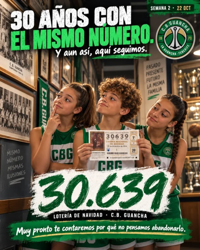 🎟️🏀 𝗠𝗔́𝗦 𝗗𝗘 𝟯𝟬 𝗔𝗡̃𝗢𝗦 𝗖𝗢𝗡 𝗘𝗟 𝗠𝗜𝗦𝗠𝗢 𝗡𝗨́𝗠𝗘𝗥𝗢… 𝗬 𝗔𝗨𝗡 𝗔𝗦𝗜́, 𝗔𝗤𝗨𝗜́ 𝗦𝗘𝗚𝗨𝗜𝗠𝗢𝗦. 💚🤍

📖 𝗖𝗔𝗣𝗜́𝗧𝗨𝗟𝗢 𝟮: 𝗘𝗟 𝗡𝗨́𝗠𝗘𝗥𝗢 𝗤𝗨𝗘 𝗡𝗢 𝗦𝗔𝗕𝗘𝗠𝗢𝗦 𝗔𝗕𝗔𝗡𝗗𝗢𝗡𝗔𝗥.

La semana pasada comenzamos nuestra particular historia con el 30.639. Ese número que cada año vuelve a nuestras manos como si nunca hubiera pasado nada. 😂

Y hoy toca preguntarse…

🤔 ¿𝗖𝗼́𝗺𝗼 𝗲𝘀 𝗽𝗼𝘀𝗶𝗯𝗹𝗲 𝗾𝘂𝗲 𝗹𝗹𝗲𝘃𝗲𝗺𝗼𝘀 𝗺𝗮́𝘀 𝗱𝗲 𝟯𝟬 𝗮𝗻̃𝗼𝘀 𝗷𝘂𝗴𝗮𝗻𝗱𝗼 𝗲𝗹 𝗺𝗶𝘀𝗺𝗼 𝗻𝘂́𝗺𝗲𝗿𝗼?

Porque cambiarlo habría sido lo más fácil del mundo.

Un año sin premio… mala suerte.

Cinco años… habrá que tener paciencia.

Diez años… esto empieza a preocupar.

¿𝗠𝗮́𝘀 𝗱𝗲 𝟭𝟱 𝗮𝗻̃𝗼𝘀 𝘀𝗶𝗻 𝗻𝗶 𝘂𝗻𝗮 𝗽𝗲𝗱𝗿𝗲𝗮? ¡𝗘𝘀𝘁𝗼 𝘆𝗮 𝗲𝘀 𝗽𝗮𝗿𝗮 𝗵𝗮𝗰𝗲́𝗿𝘀𝗲𝗹𝗼 𝗺𝗶𝗿𝗮𝗿! 🤦‍♂️😂

Y, sin embargo, aquí seguimos.

Con el mismo número. Las mismas bromas.

El 30.639 lleva tanto tiempo acompañándonos que ya es casi uno más de nuestra familia.

Ha visto pasar generaciones de jugadores, entrenadores, directivos y familias. Ha estado presente en muchísimas Navidades y ha sobrevivido a nuestros intentos de perder la esperanza.

Y lo curioso es que 𝗻𝗮𝗱𝗶𝗲 𝘀𝗲 𝗮𝘁𝗿𝗲𝘃𝗲 𝗮 𝗰𝗮𝗺𝗯𝗶𝗮𝗿𝗹𝗼.

¿Tradición? ¿Costumbre? ¿Cabezonería? ¿O será que todavía recordamos aquellos años en los que sí repartía alegrías? 🧐

Quizás un poquito de todo.

Porque en el C.B. Guancha sabemos, desde 1970, que 𝗵𝗮𝘆 𝗰𝗼𝘀𝗮𝘀 𝗾𝘂𝗲 𝗻𝗼 𝘀𝗲 𝗮𝗯𝗮𝗻𝗱𝗼𝗻𝗮𝗻 𝘁𝗮𝗻 𝗳𝗮́𝗰𝗶𝗹𝗺𝗲𝗻𝘁𝗲.

Aunque lleven años sin darnos una alegría. Aunque nos llamen cenizos. Aunque cada Navidad prometamos que será la última. 😂

🎬 𝗘𝗦𝗧𝗔 𝗛𝗜𝗦𝗧𝗢𝗥𝗜𝗔 𝗖𝗢𝗡𝗧𝗜𝗡𝗨́𝗔…

La próxima semana hablaremos de una sequía demasiado larga.

Y quizás entendamos por qué seguimos confiando en este número.

📍 𝗣𝗨𝗡𝗧𝗢𝗦 𝗗𝗘 𝗩𝗘𝗡𝗧𝗔:
🟢 Edgar Sport, en La Guancha.
🟢 Nuestros jugadores y jugadoras federados.

💬 ¿𝗧𝗨́ 𝗤𝗨𝗘́ 𝗛𝗔𝗥𝗜́𝗔𝗦?

¿𝗖𝗮𝗺𝗯𝗶𝗮𝗿𝗶́𝗮𝘀 𝗲𝗹 𝗻𝘂́𝗺𝗲𝗿𝗼 𝗼 𝘀𝗲𝗴𝘂𝗶𝗿𝗶́𝗮𝘀 𝗷𝘂𝗴𝗮́𝗻𝗱𝗼𝗹𝗼? 😂

Nosotros, por lo visto, somos bastante cabezotas. 💚🤍

𝗠𝗜𝗦𝗠𝗢 𝗡𝗨́𝗠𝗘𝗥𝗢. 𝗠𝗜𝗦𝗠𝗔𝗦 𝗜𝗟𝗨𝗦𝗜𝗢𝗡𝗘𝗦.

#SomosFamiliaCBG